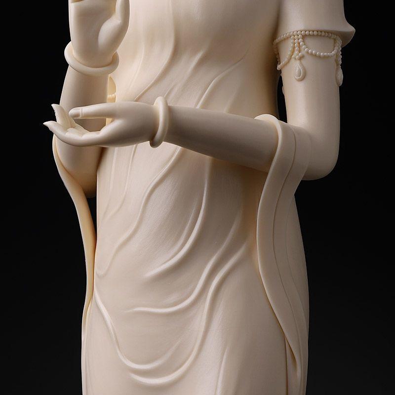 Statue de Bouddha Guan Yin debout en porcelaine chinoise, œuvre d'un maître moderne en vente 3
