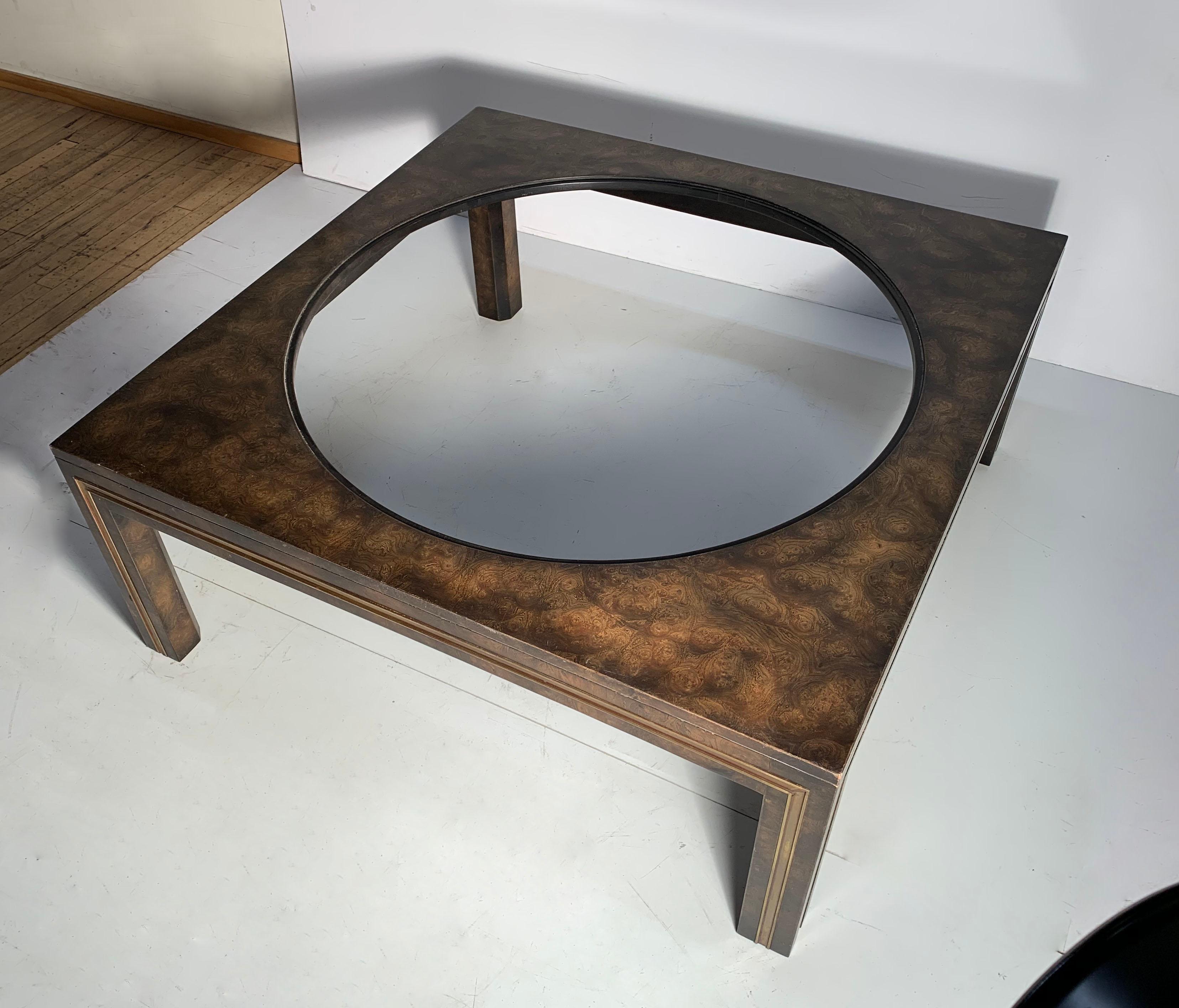 Américain Table basse moderne en broussin Mastercraft en vente