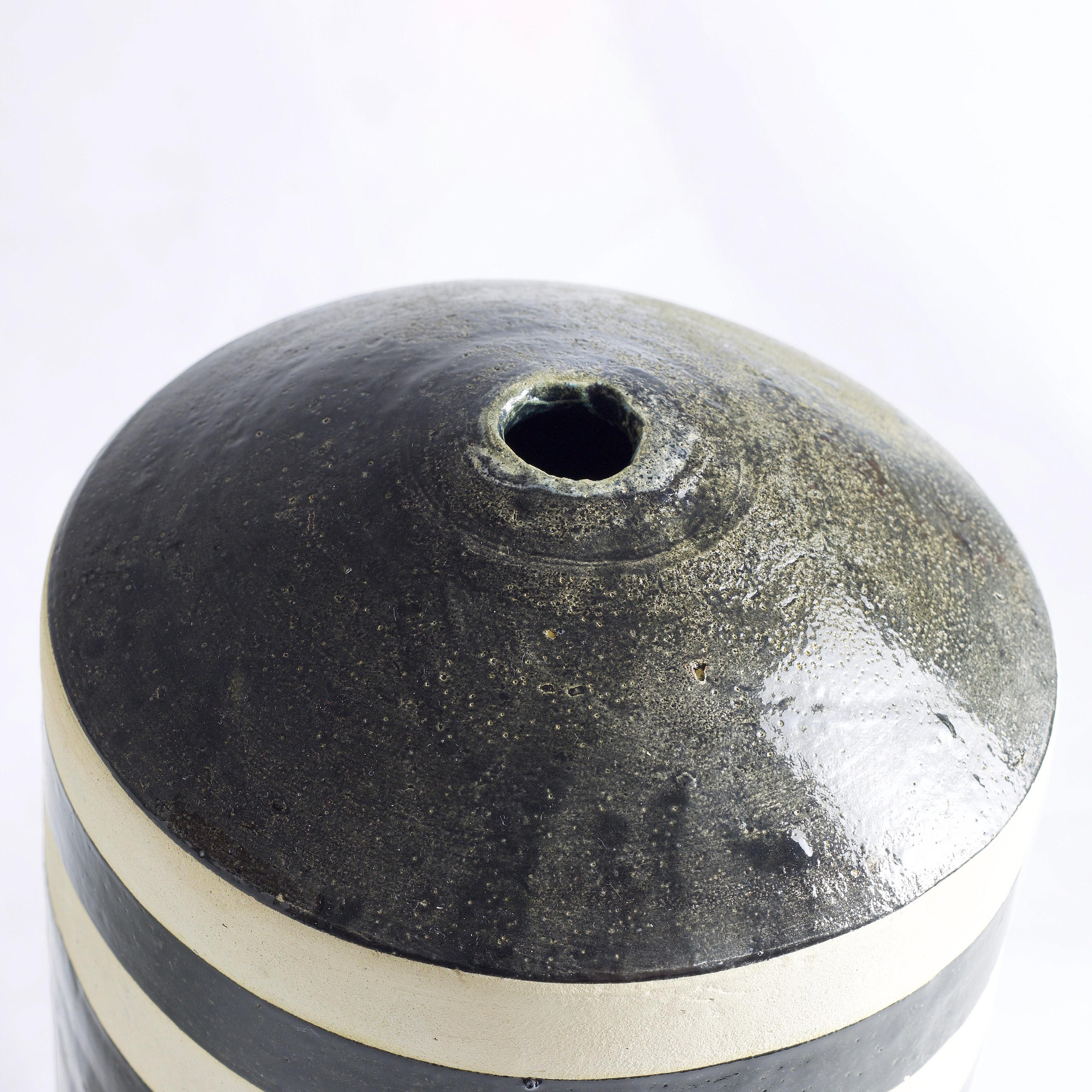 Moderne Matera-Vase aus schwarzer und weißer Keramik (21. Jahrhundert und zeitgenössisch) im Angebot
