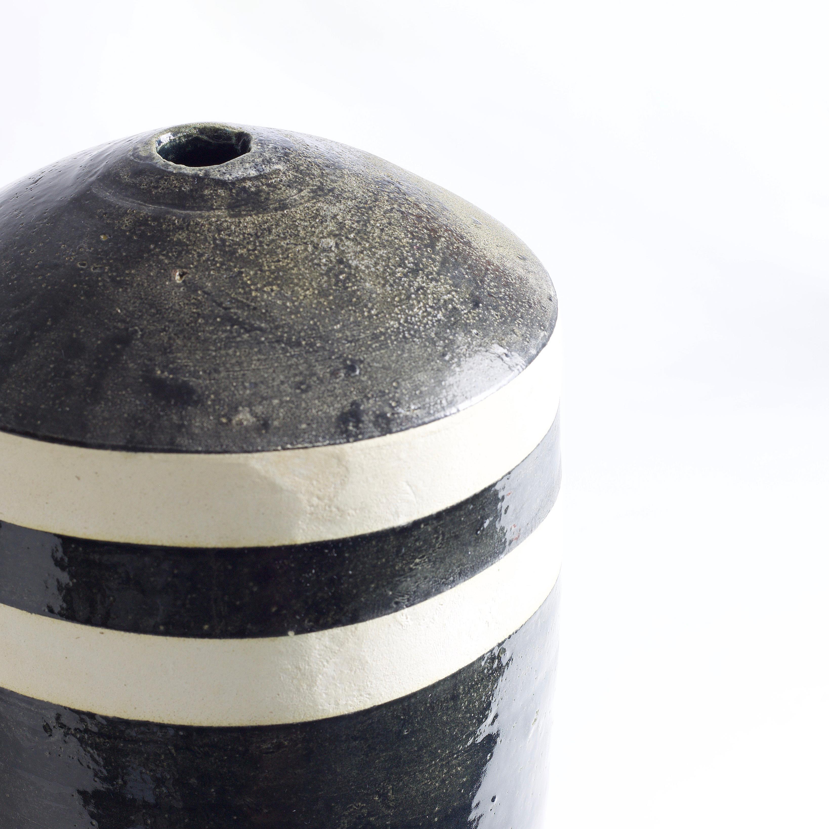 Moderne Matera-Vase aus schwarzer und weißer Keramik im Angebot 1
