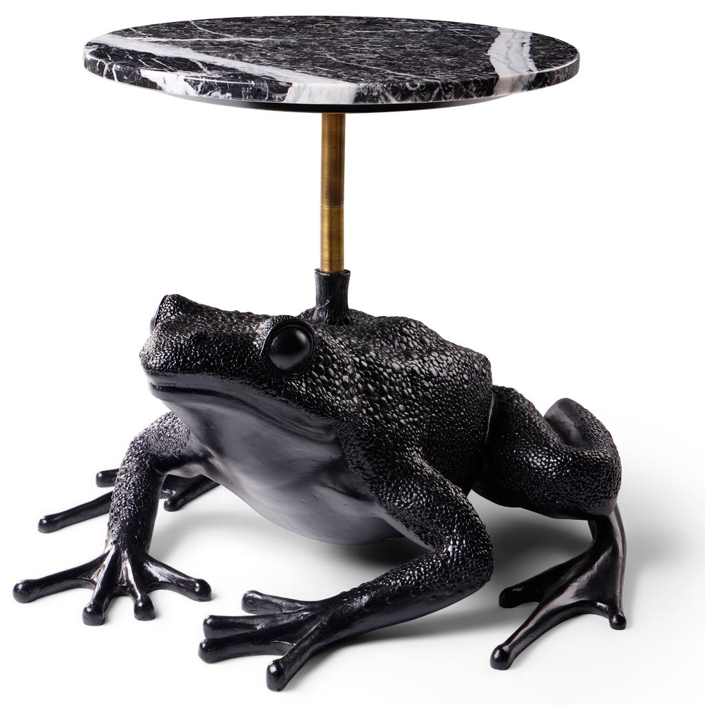 La table d'appoint Matilda Frog incarne l'esprit ludique souvent présent dans les œuvres de Egg Designs. Inspiré par la situation critique de la grenouille de Cape Flats, une espèce en voie de disparition, ce meuble a été créé pour que la grenouille