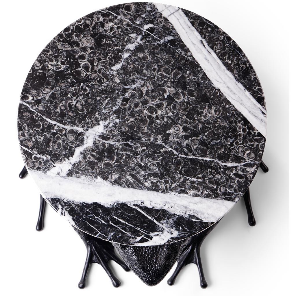 Acier Table d'appoint moderne Matilda, acier bronzé et marbre Nero Marquina Egg Designs en vente