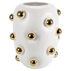 Mattweiße Keramikvase mit goldenen Kugeln, Contemporary Design, Made in Italy