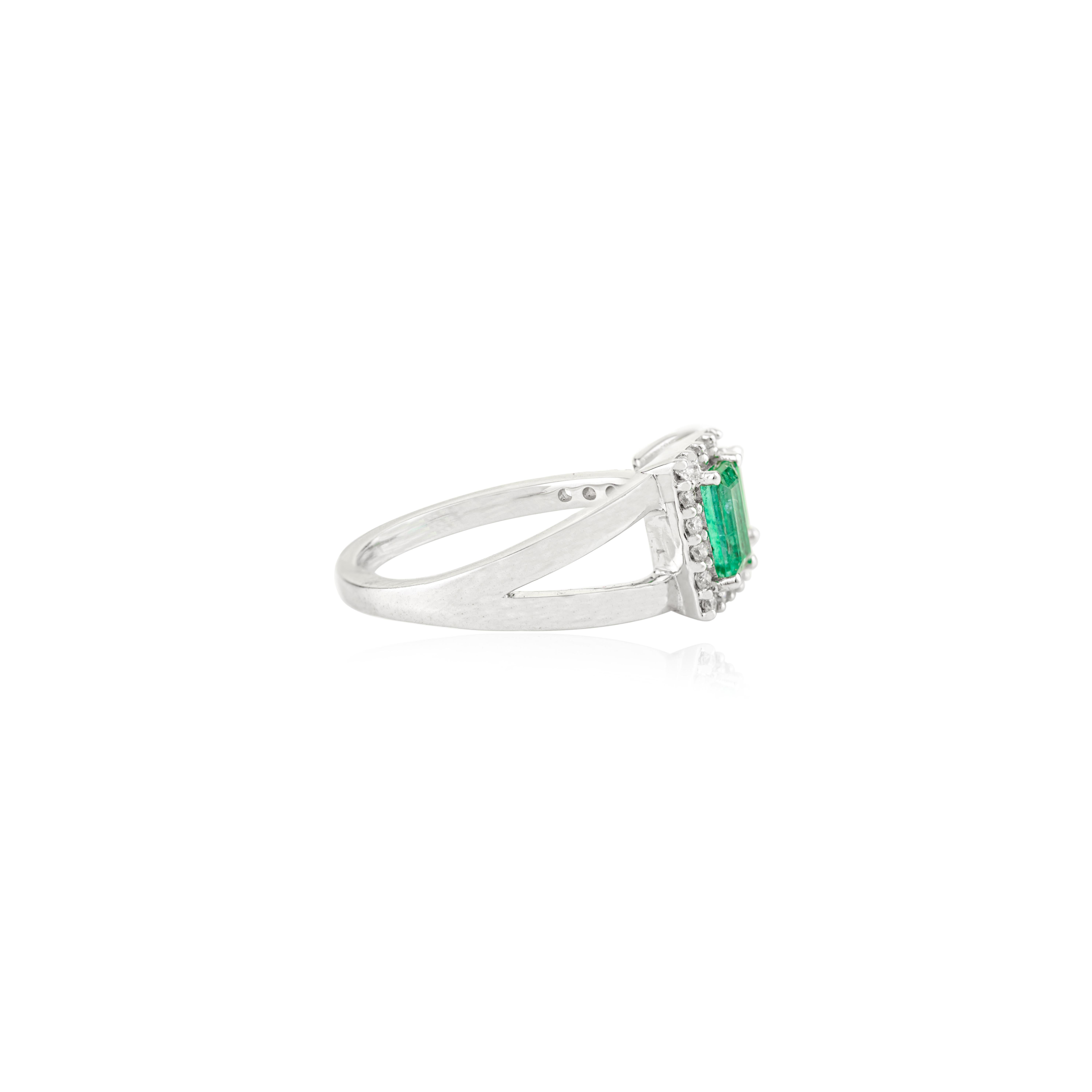Im Angebot: Moderne Mai Geburtsstein natürlichen Smaragd Halo Diamant Bypass Ring in 14k Weißgold () 3