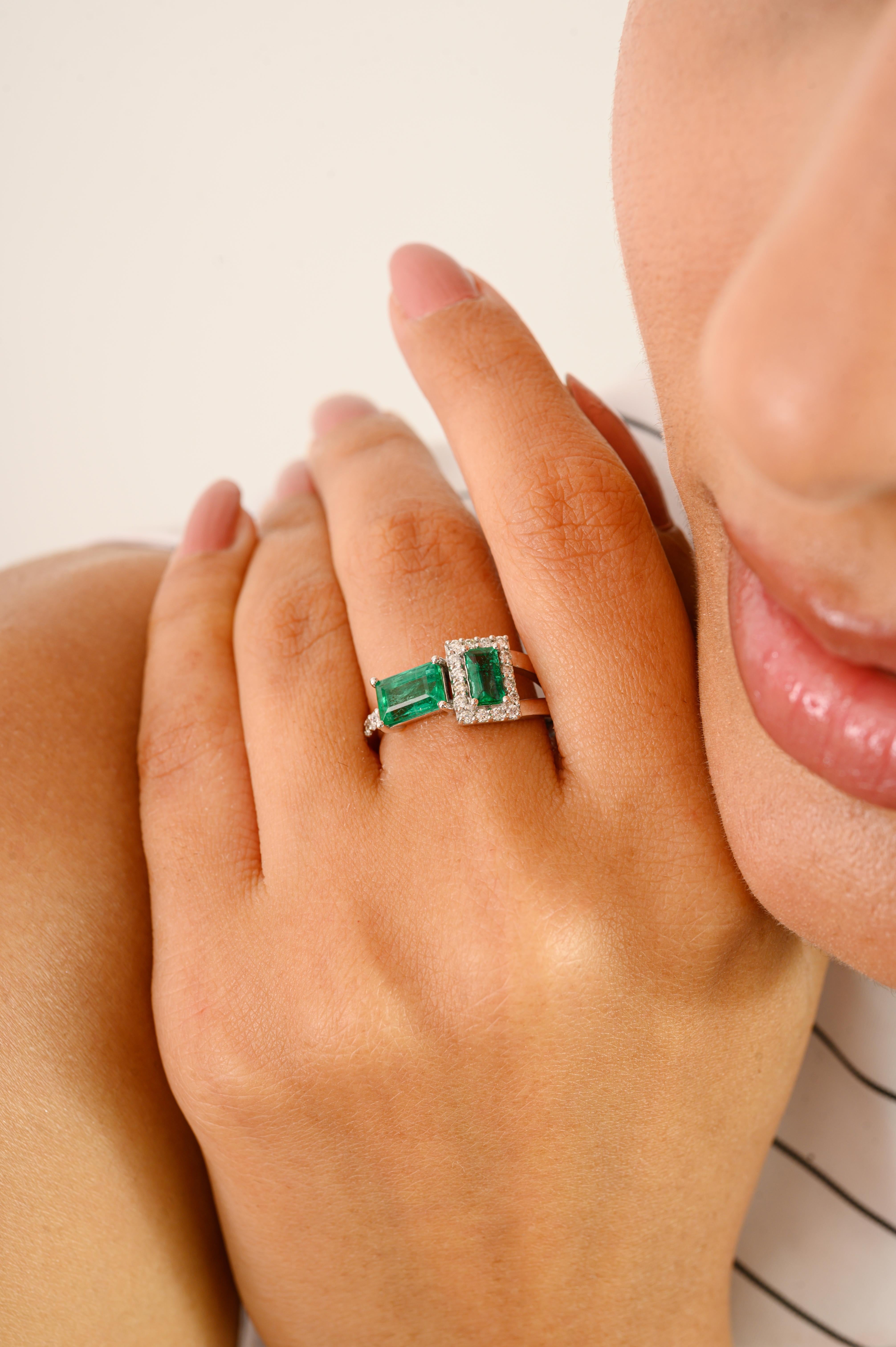 Im Angebot: Moderne Mai Geburtsstein natürlichen Smaragd Halo Diamant Bypass Ring in 14k Weißgold () 4