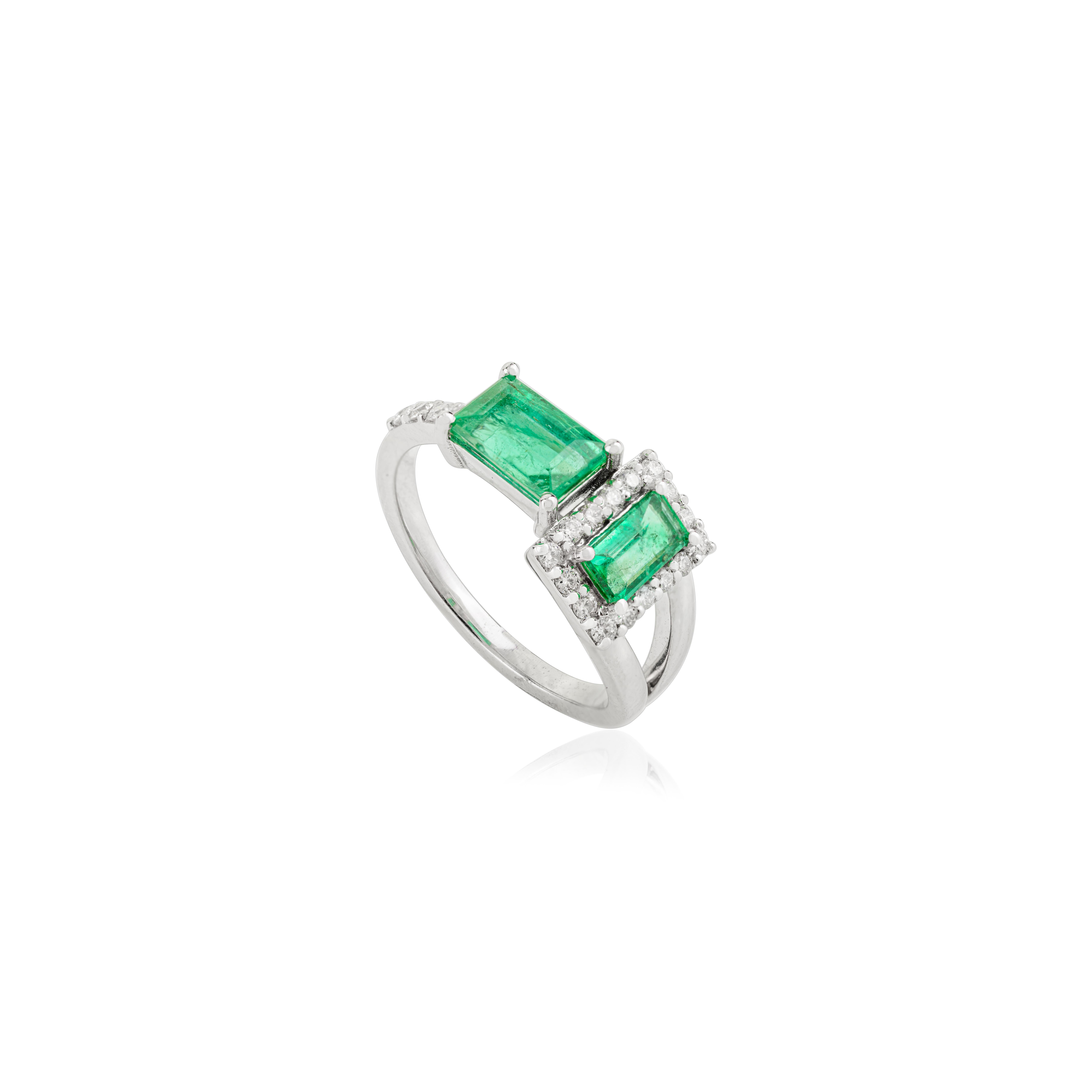 Im Angebot: Moderne Mai Geburtsstein natürlichen Smaragd Halo Diamant Bypass Ring in 14k Weißgold () 5