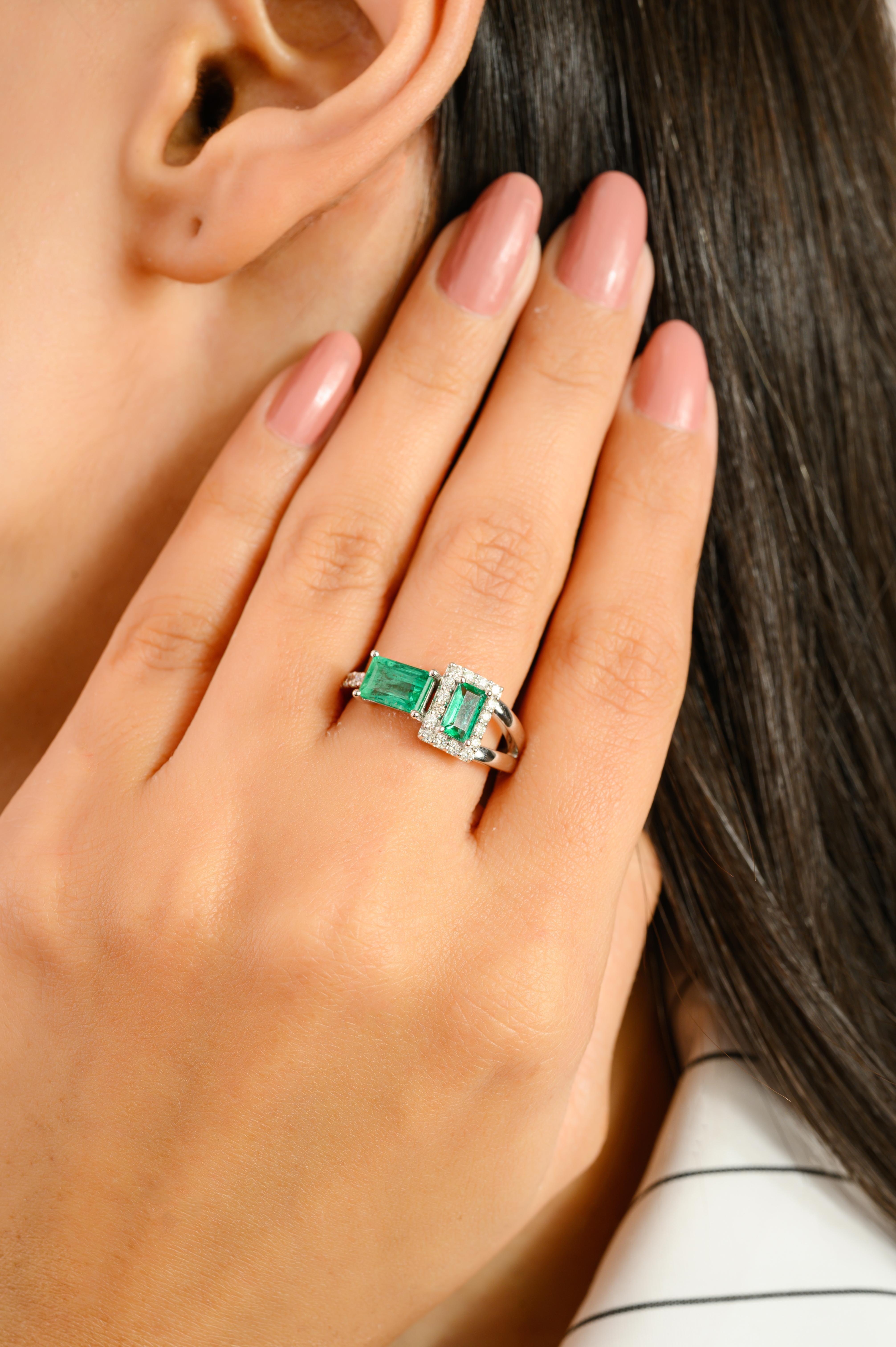 Im Angebot: Moderne Mai Geburtsstein natürlichen Smaragd Halo Diamant Bypass Ring in 14k Weißgold () 6