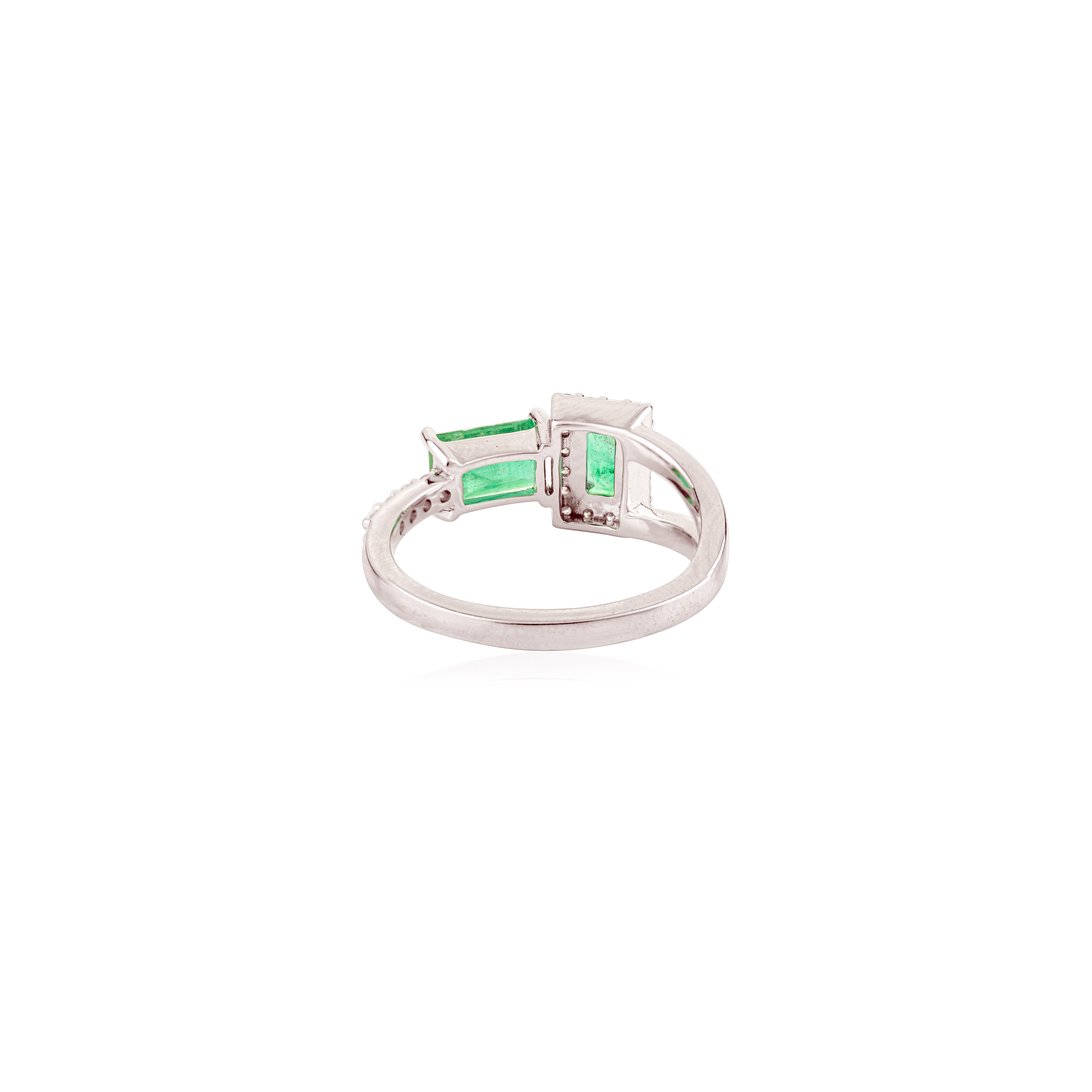 Im Angebot: Moderne Mai Geburtsstein natürlichen Smaragd Halo Diamant Bypass Ring in 14k Weißgold () 7