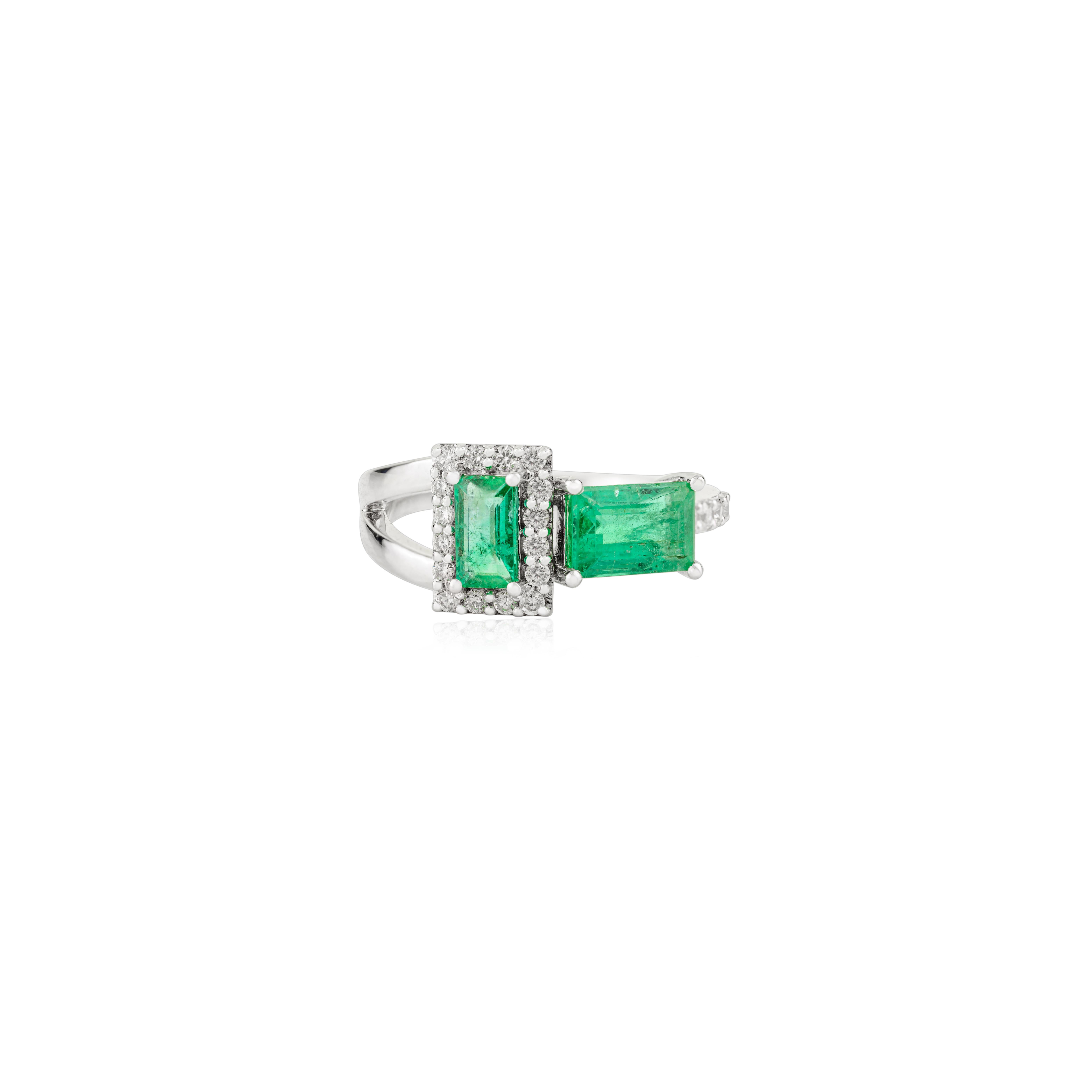 Im Angebot: Moderne Mai Geburtsstein natürlichen Smaragd Halo Diamant Bypass Ring in 14k Weißgold () 9