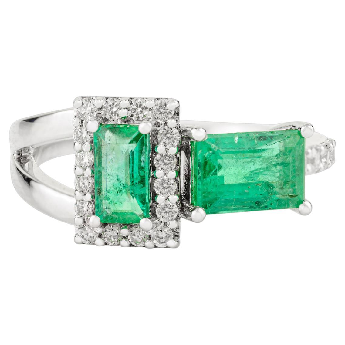 Im Angebot: Moderne Mai Geburtsstein natürlichen Smaragd Halo Diamant Bypass Ring in 14k Weißgold ()
