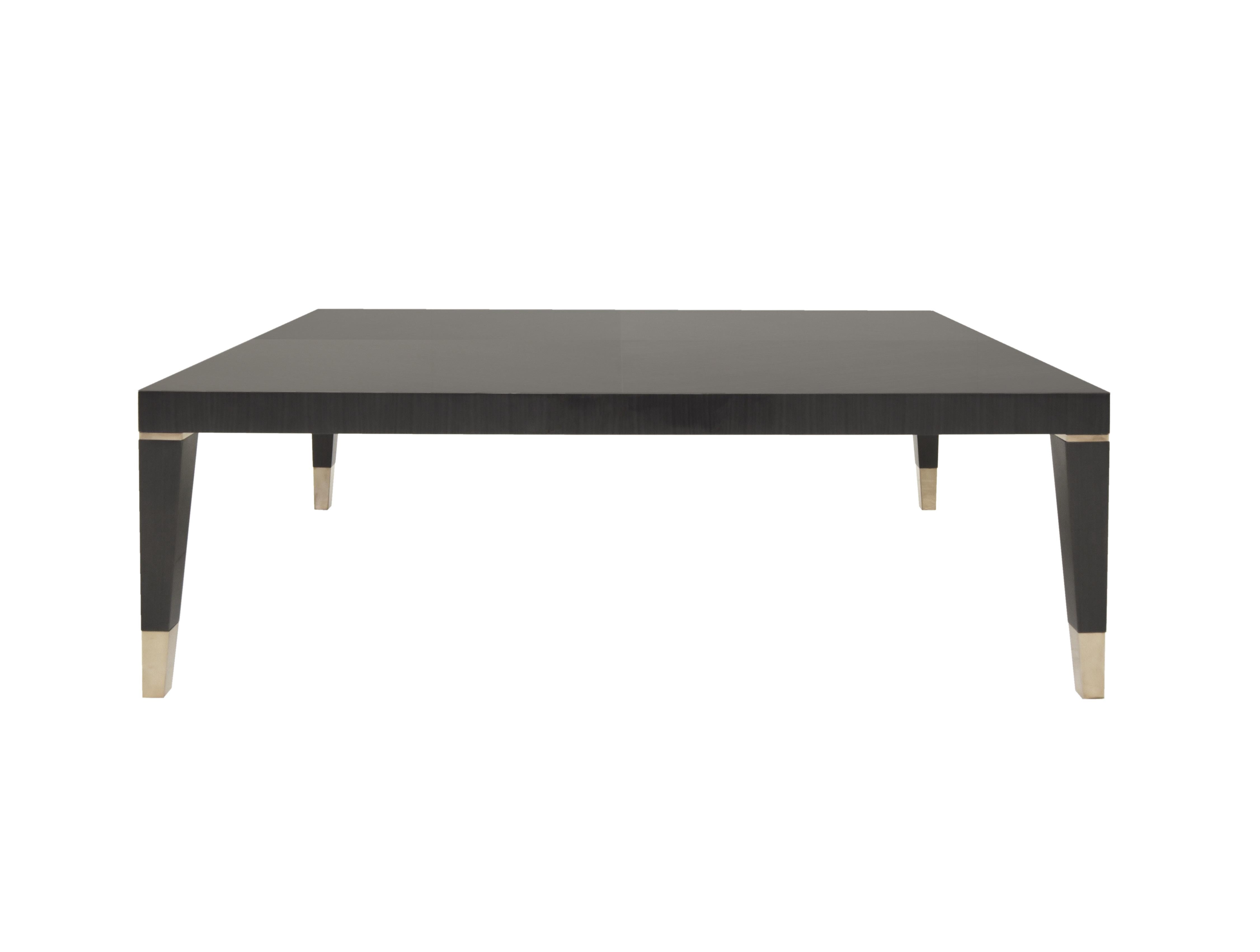 Sobria pero innegablemente elegante, esta mesa de centro se define por sus líneas limpias y sus lujosos materiales. Fabricada con un rico acabado de madera oscura, su elegante superficie muestra un sutil patrón geométrico de vetas que añade