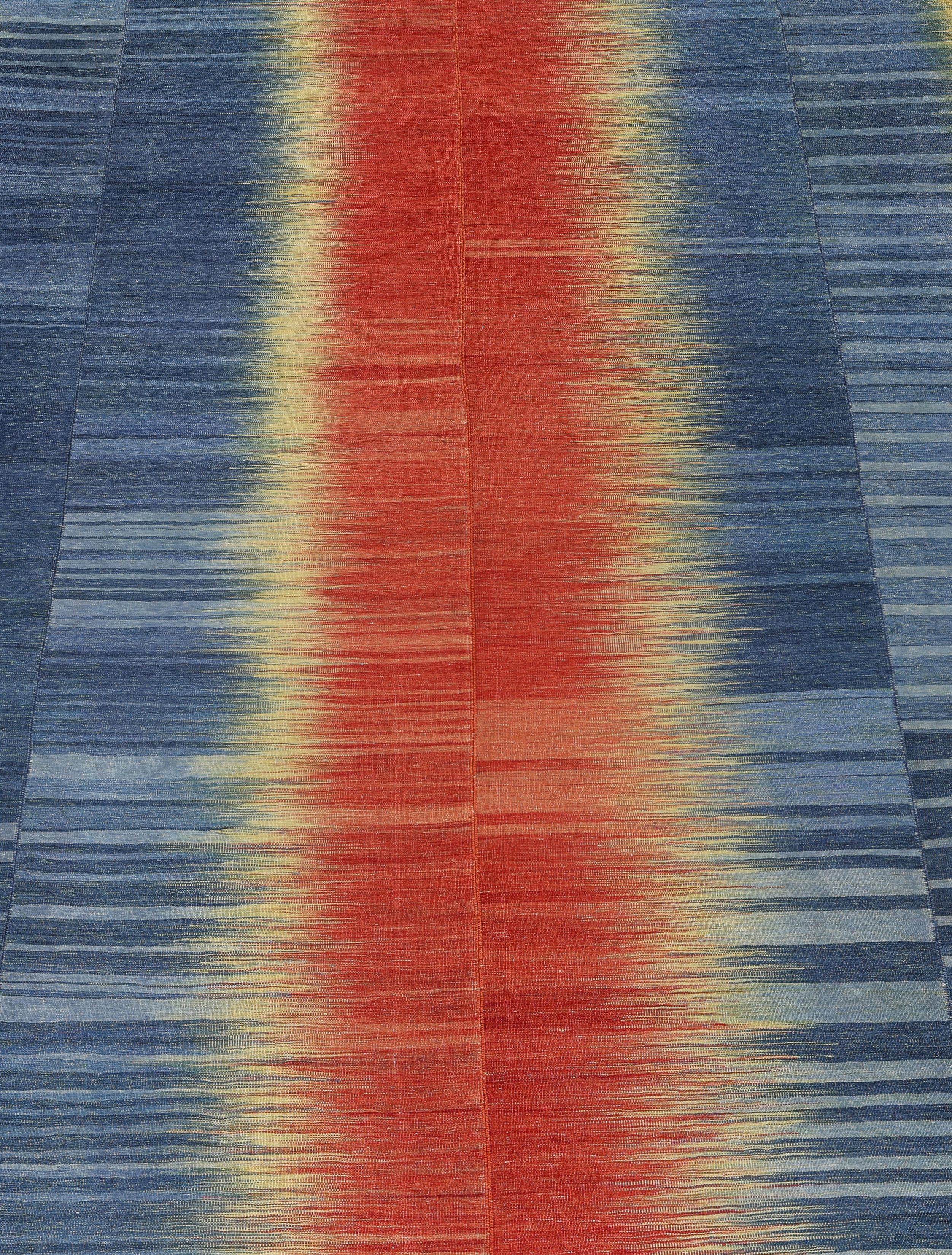Alfombra Persa Mazandaran de Tejido Plano en Degradado Rojo, Azul Indigo y Dorado Moderno en venta