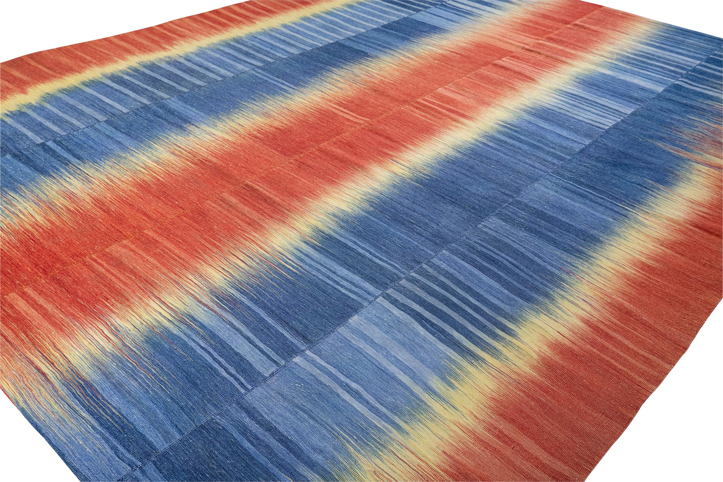 Alfombra Persa Mazandaran de Tejido Plano en Degradado Rojo, Azul Indigo y Dorado en Nuevo estado para la venta en New York, NY