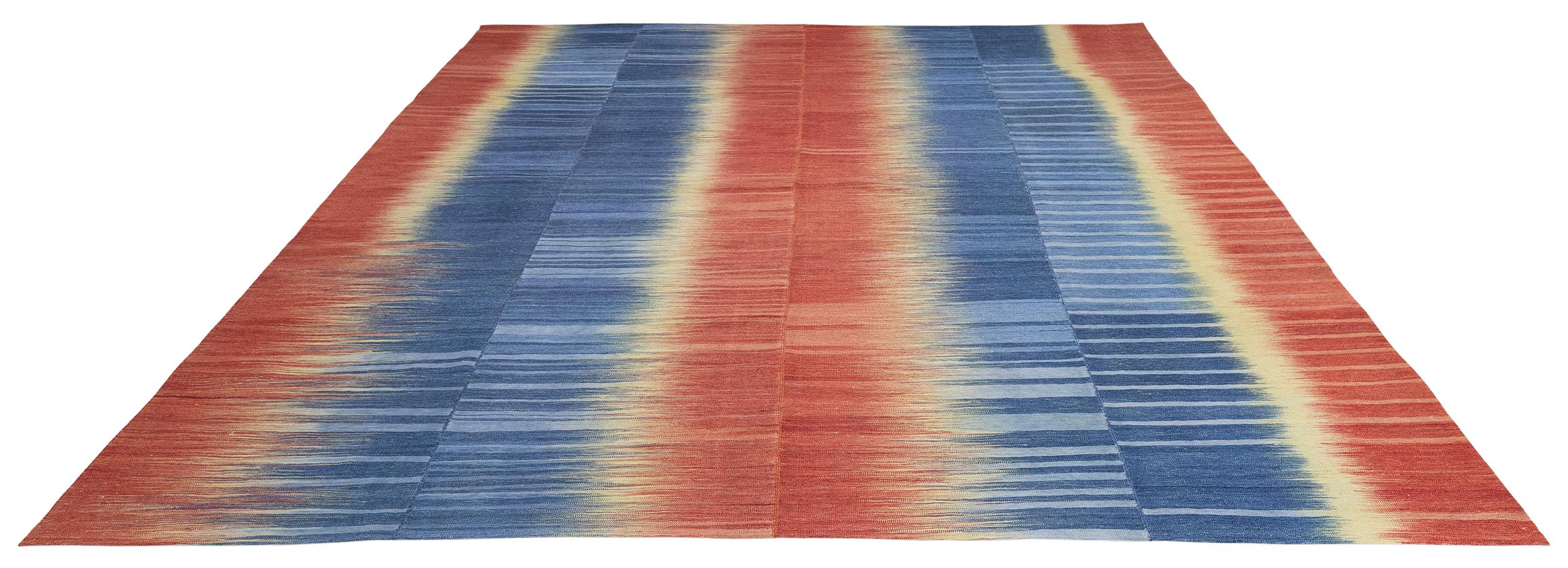 Alfombra Persa Mazandaran de Tejido Plano en Degradado Rojo, Azul Indigo y Dorado en venta 2