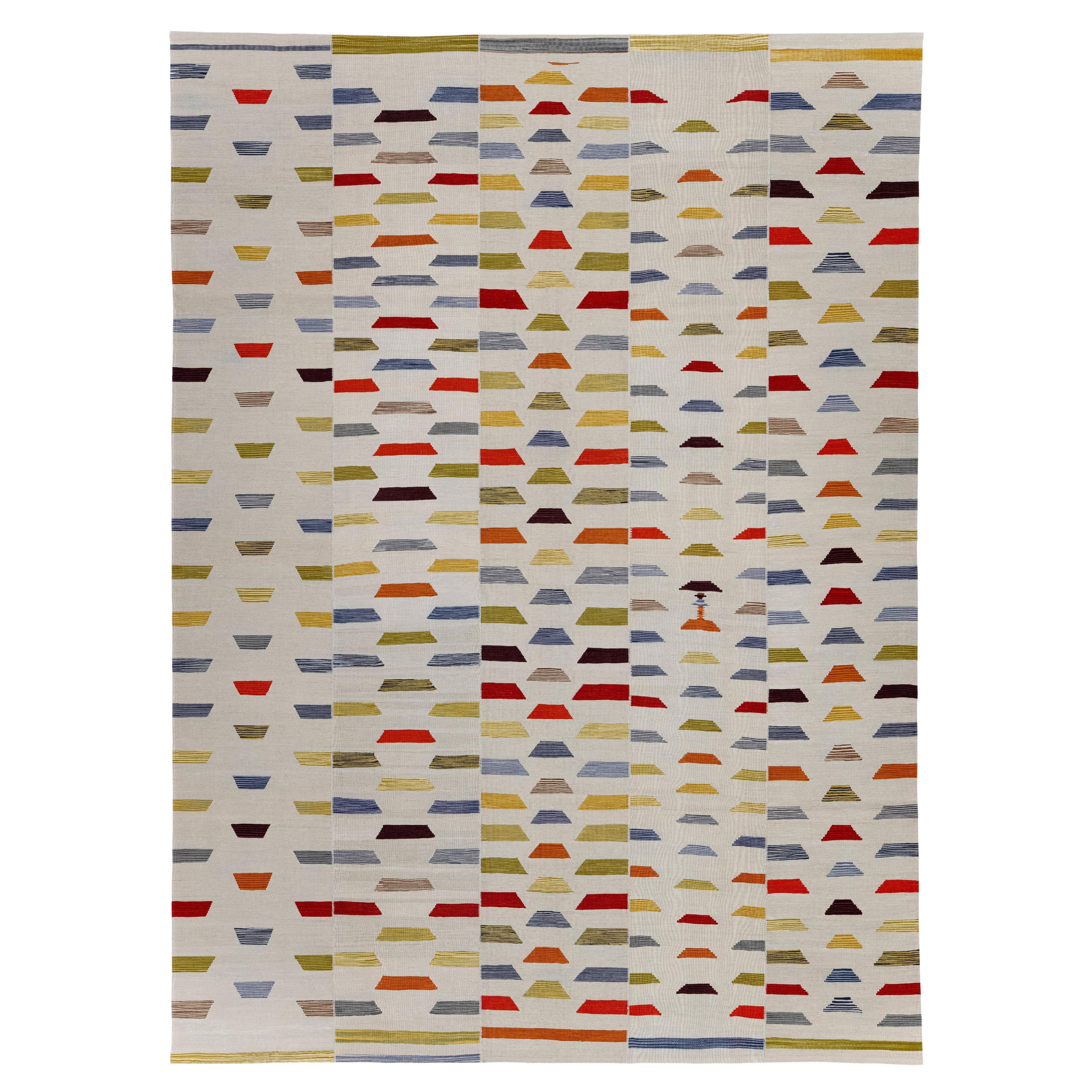 Modern Mazandaran Flatweave — Hand-Spun Wool, Natural Dye, Beige 
Color Accents im Angebot