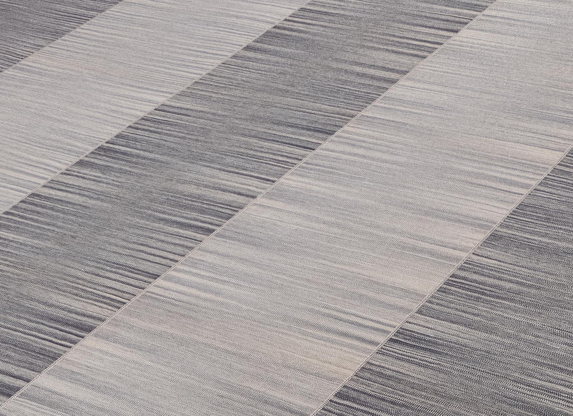 Dieses moderne, handgewebte Flachgewebe aus Mazandaran, Iran, wird sorgfältig aus handgesponnener Naturwolle gewebt und mit organischen Pflanzenpigmenten gefärbt. Seine subtilen Grau-, Beige- und Cremetöne - alle aus ungefärbter und natürlich