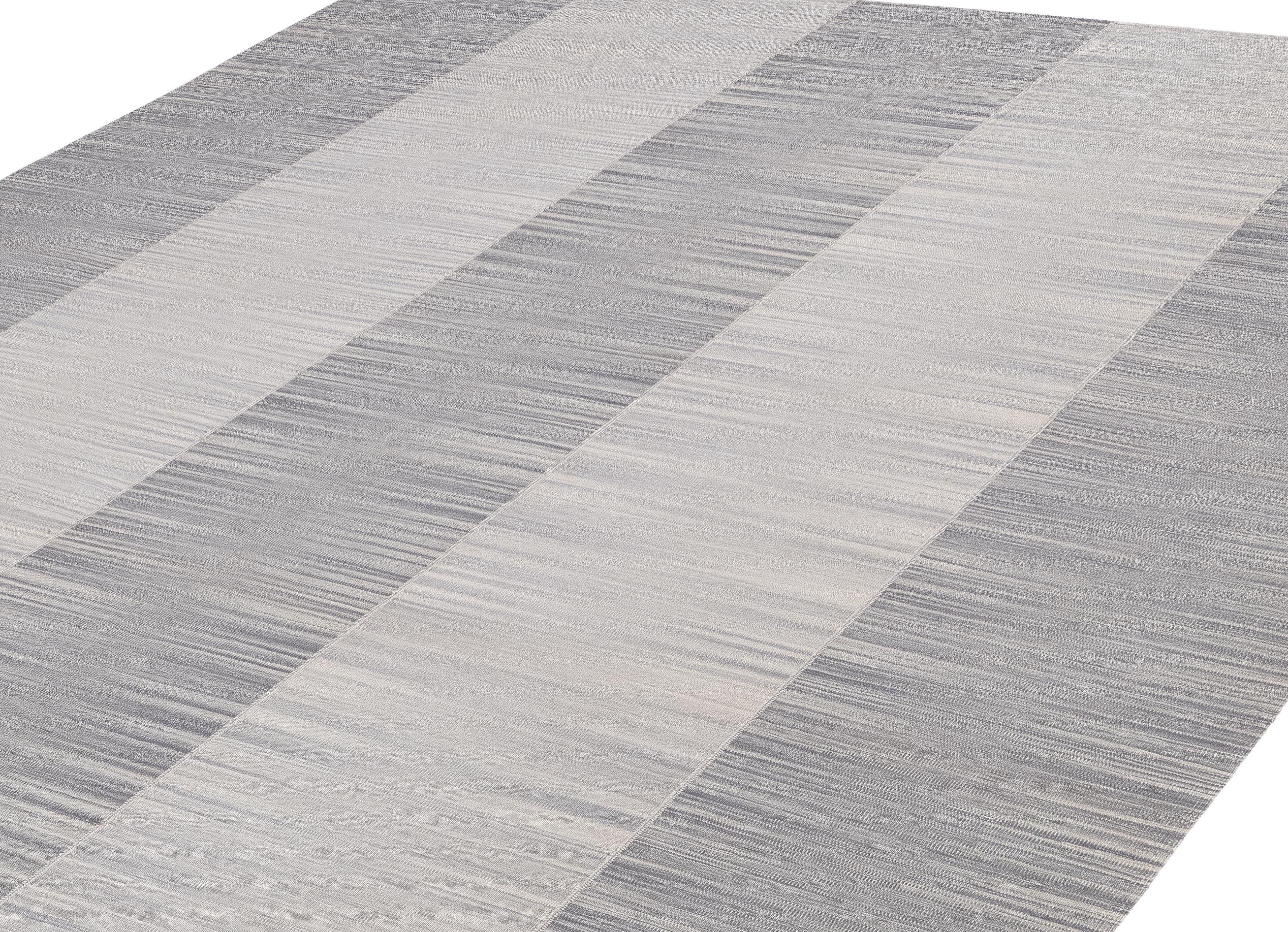 Modern Mazandaran Flatweave — Hand-Spun Wool, Natural Gray Striped Design (Moderne der Mitte des Jahrhunderts) im Angebot