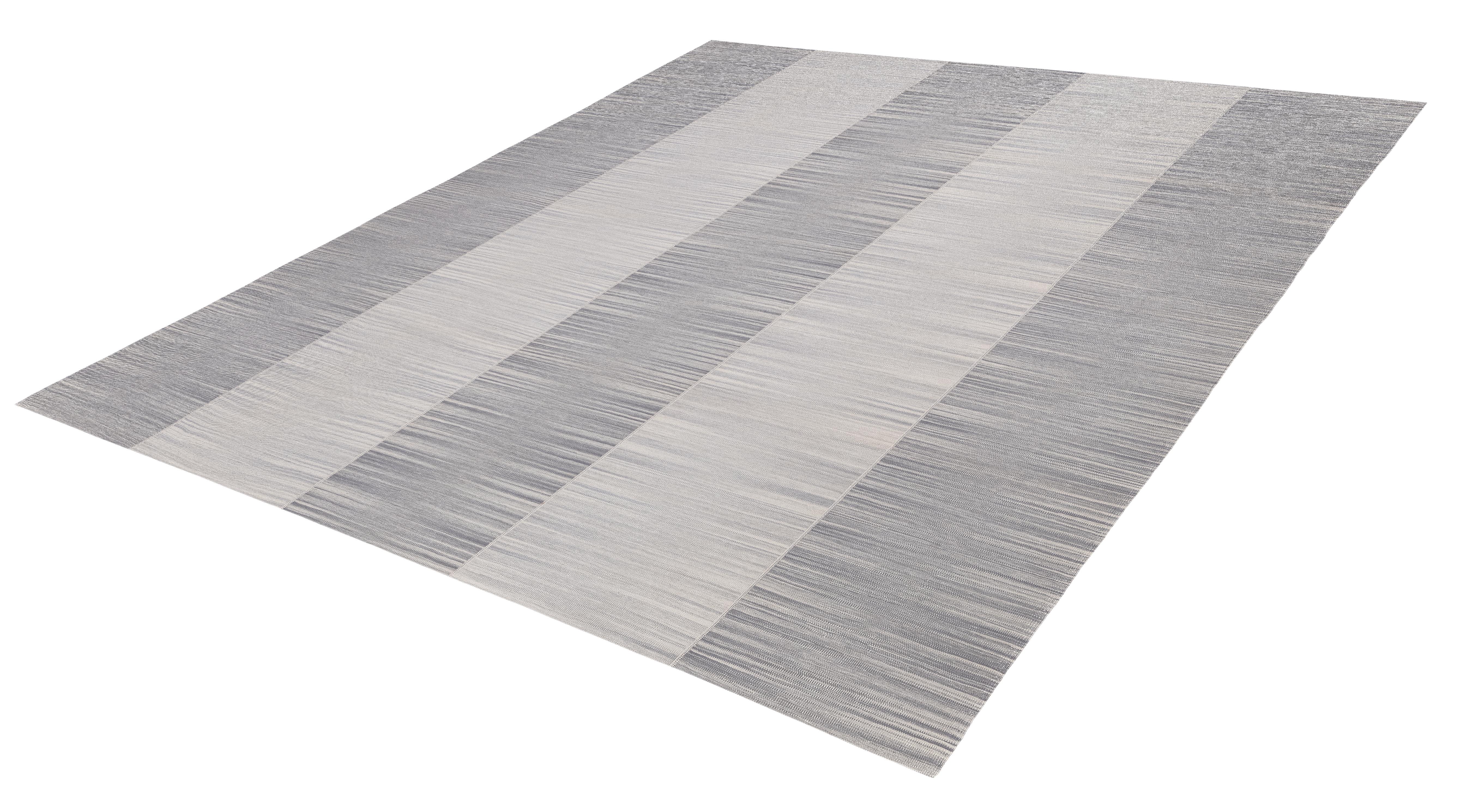 Modern Mazandaran Flatweave — Hand-Spun Wool, Natural Gray Striped Design (Persisch) im Angebot