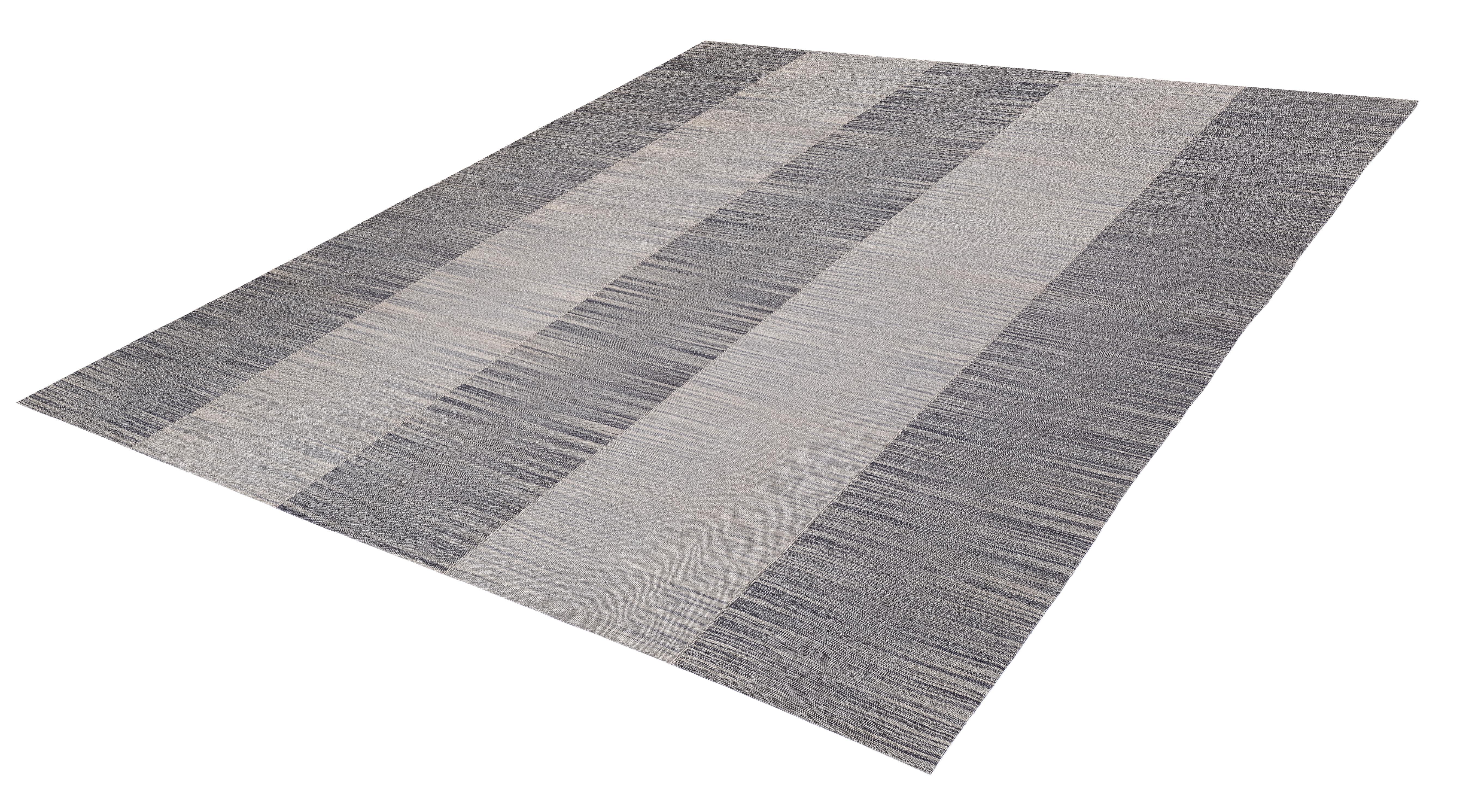 Modern Mazandaran Flatweave — Hand-Spun Wool, Natural Gray Striped Design (Handgewebt) im Angebot