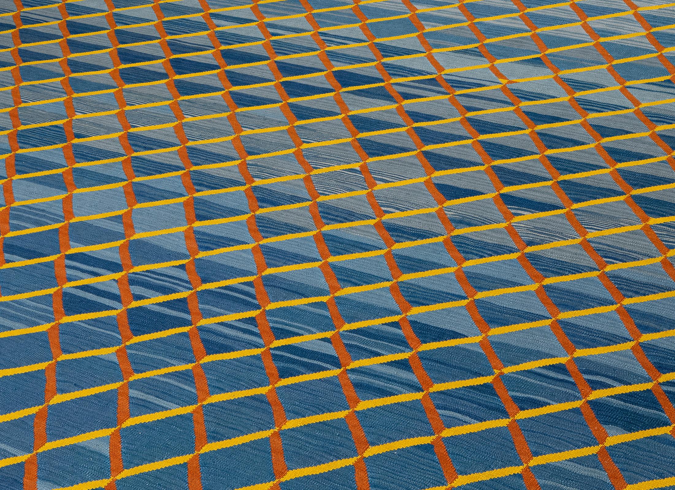 Dieses atemberaubende handgewebte Mazandaran-Flachgewebe aus dem Iran besteht aus handgesponnener Naturwolle, die ausschließlich mit organischen Pflanzenpigmenten gefärbt wurde. Die raffinierte Palette aus tiefen Blau-, Gold- und modernen