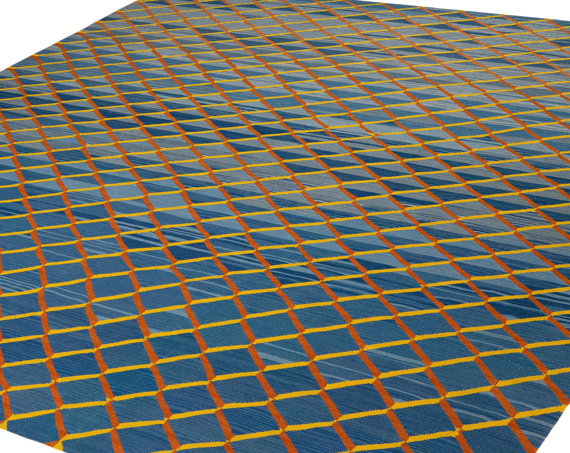 Moderner Mazandaran Flachgewebeteppich - handgesponnene Wolle in Blau- und Goldtönen (Moderne der Mitte des Jahrhunderts) im Angebot