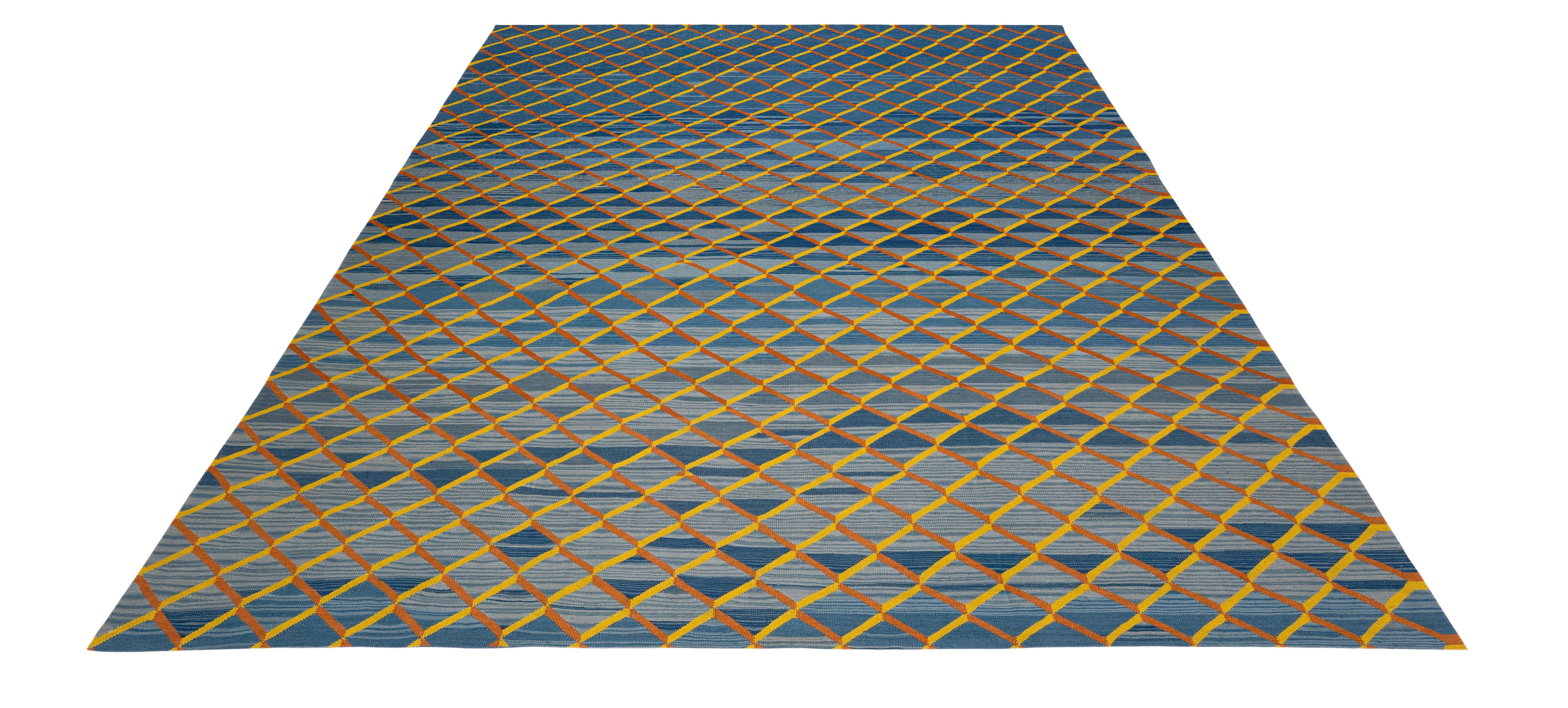 Moderner Mazandaran Flachgewebeteppich - handgesponnene Wolle in Blau- und Goldtönen im Zustand „Neu“ im Angebot in New York, NY