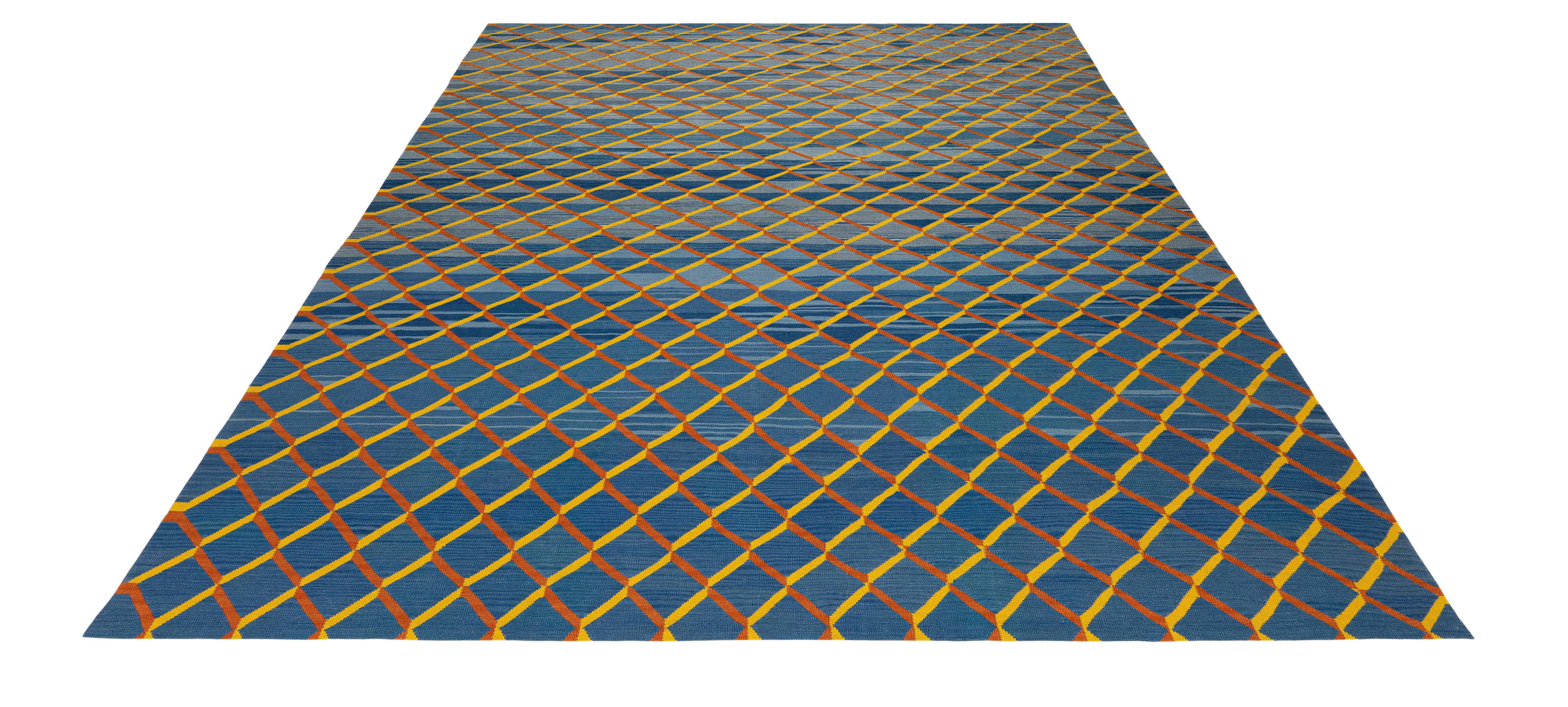 Moderner Mazandaran Flachgewebeteppich - handgesponnene Wolle in Blau- und Goldtönen (21. Jahrhundert und zeitgenössisch) im Angebot