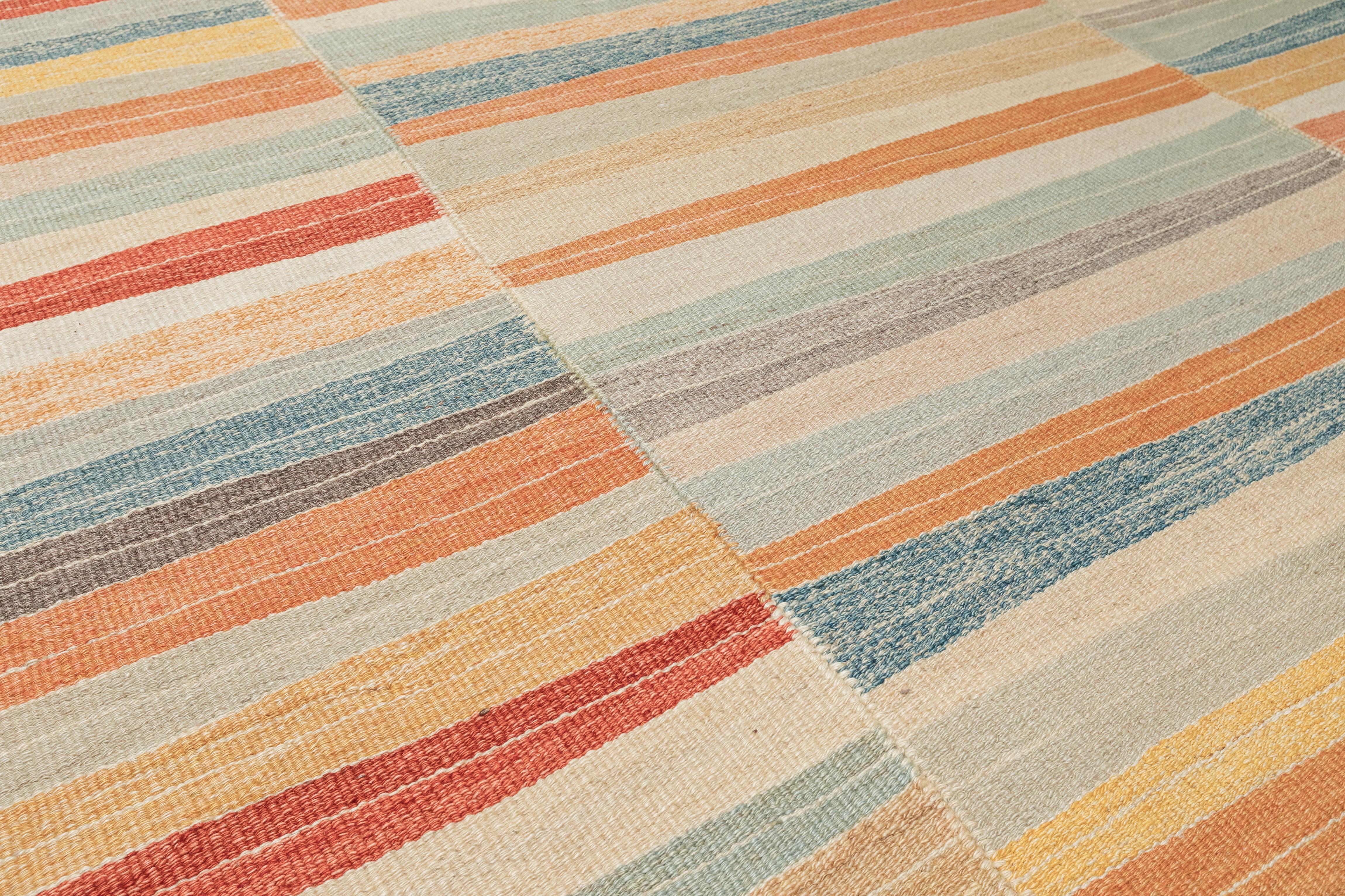 Questo kilim Mazandaran è un esempio straordinario di arte tessile persiana reimmaginata attraverso un'estetica moderna e organica. Tessuta a mano con lana filata a mano e colorata con tinture vegetali naturali, presenta un motivo ritmico a strisce