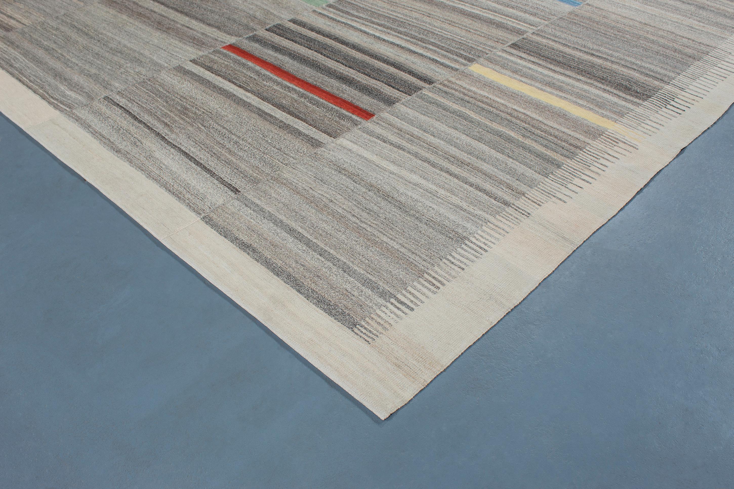 Modern Mazandaran Style Handwoven Flat-Weave Rug in Natural with Multi-Colors In New Condition For Sale In New York, NY