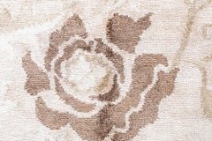Moderner Seidenteppich „Meandrose“ mit weichem, beigem Rosenmuster im Meander-Stil von Doris Leslie Blau