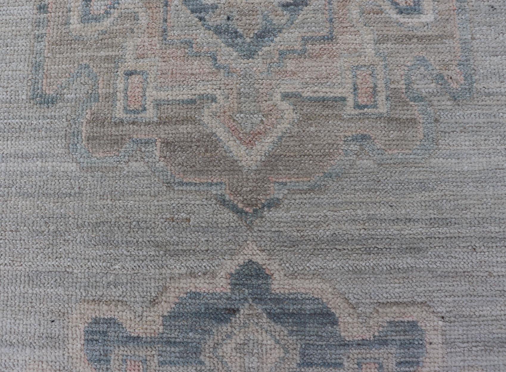Misure: 2'6 x 4'2 
Medaglione moderno Oushak con sfondo grigio chiaro e colori neutri. Tappeto Keivan Woven Arts AWR-12386 Paese di origine: Afghanistan Tipo: Oushak Design: Floreale, All-Over, Floreale astratto.

Questo Oushak è stato annodato a