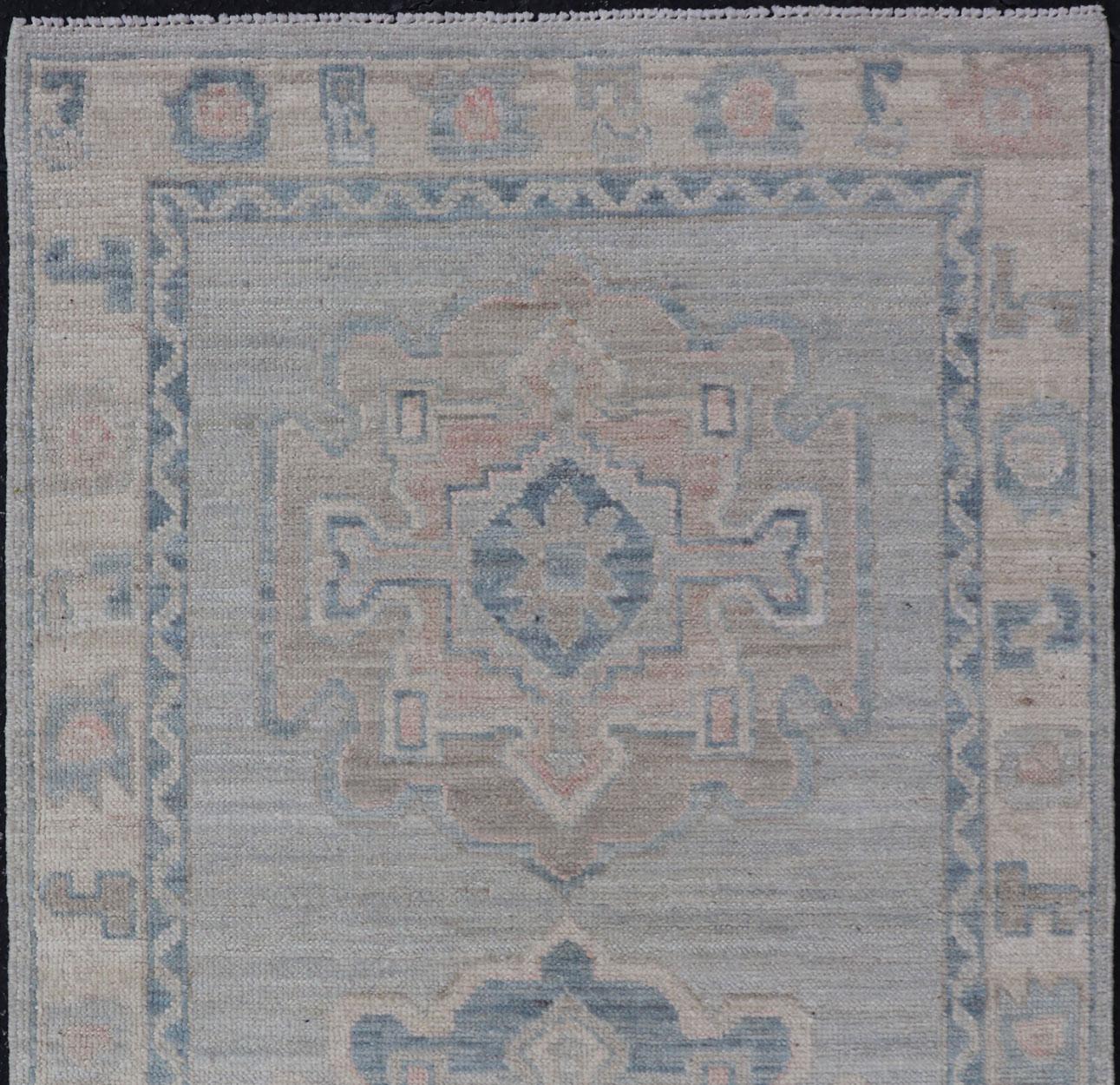 Afghano Medaglione moderno Oushak con sfondo grigio chiaro e colori neutri in vendita
