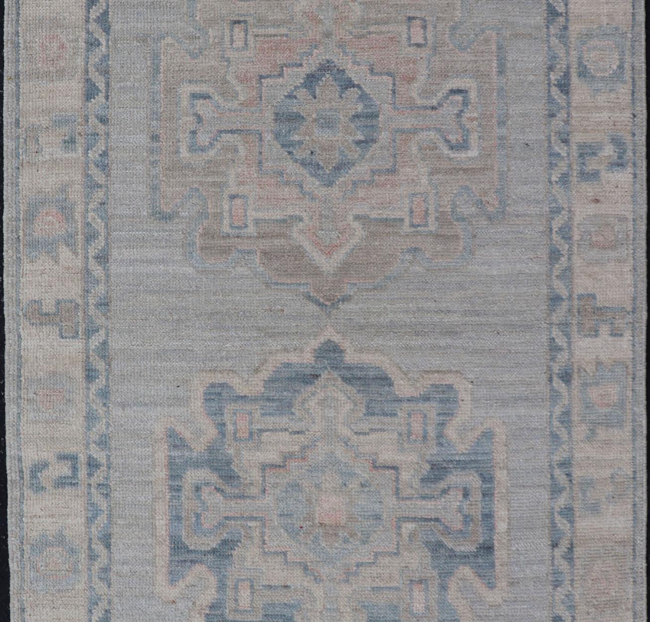 Annodato a mano Medaglione moderno Oushak con sfondo grigio chiaro e colori neutri in vendita