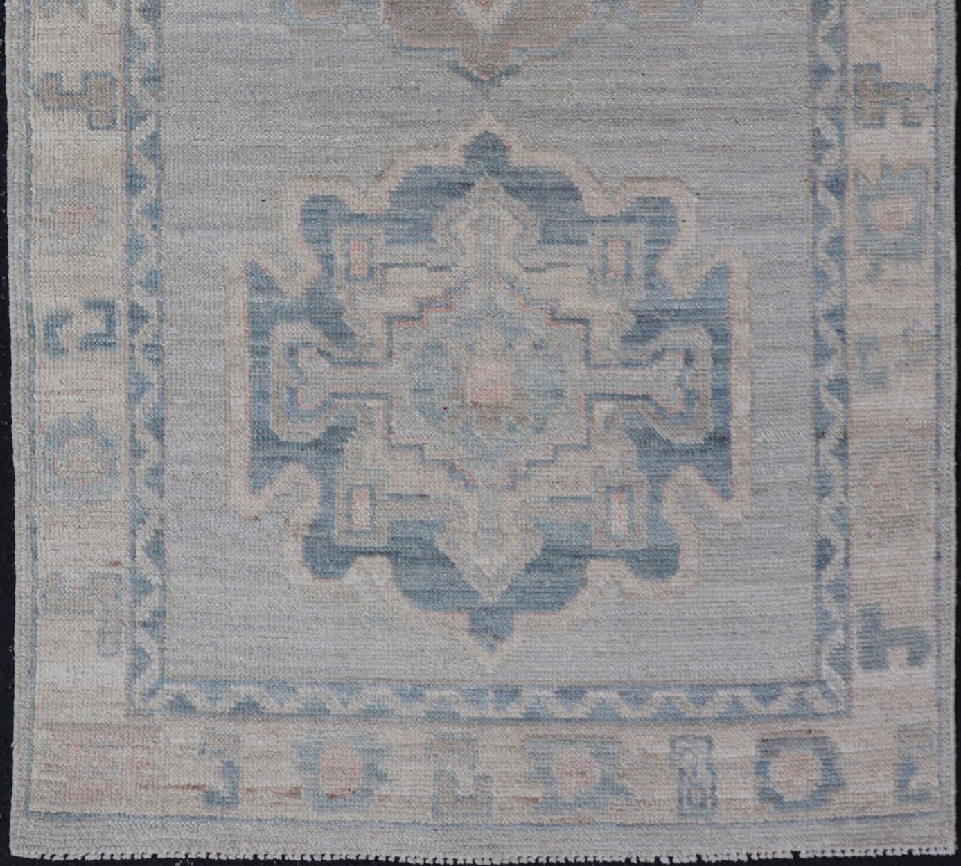Medaglione moderno Oushak con sfondo grigio chiaro e colori neutri In condizioni Nuovo in vendita a Atlanta, GA