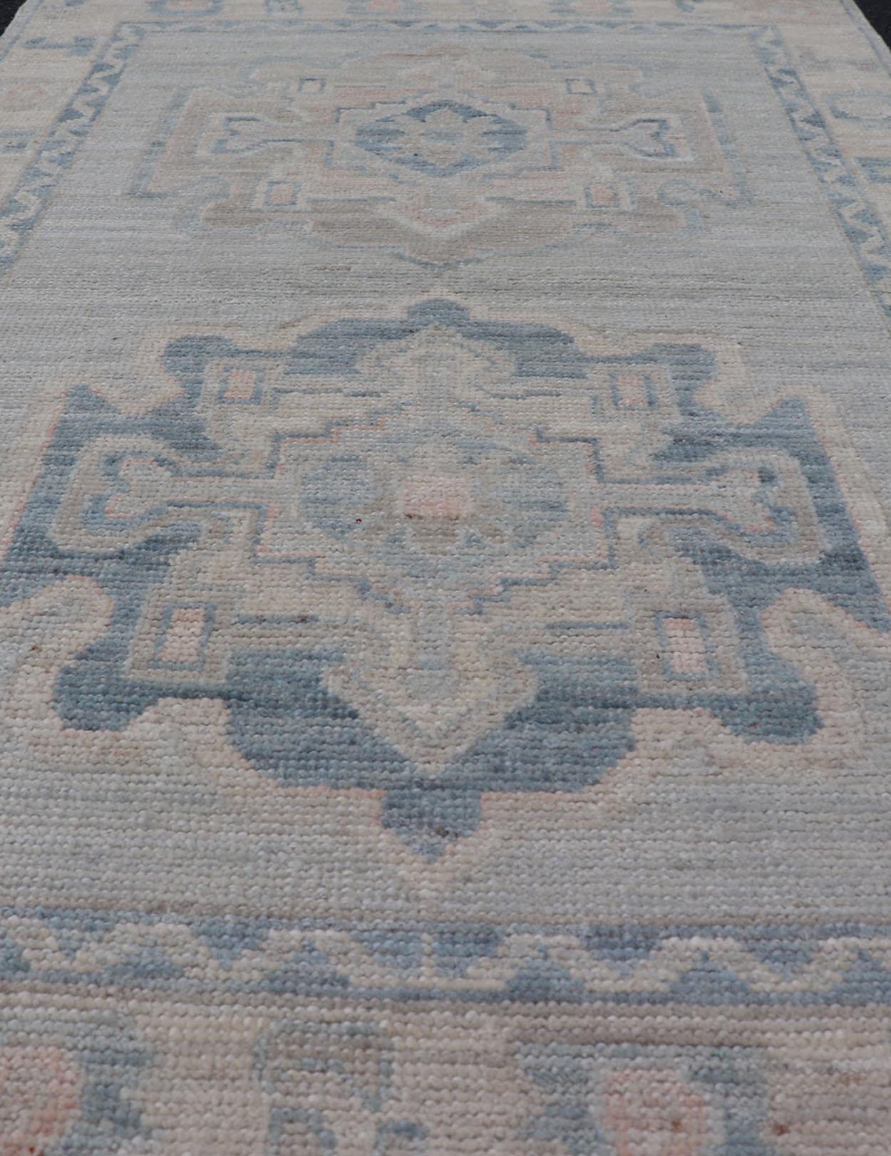 Medaglione moderno Oushak con sfondo grigio chiaro e colori neutri in vendita 2
