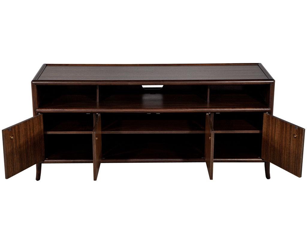 Modernes Medienschrank-Sideboard aus Zebrano. Dieses wunderschön gestaltete Möbelstück aus prächtigem Zebrano-Holz in satinierter Pekannuss kann Ihre AV-Geräte stilvoll unterbringen. Der Preis beinhaltet die kostenlose Lieferung an der