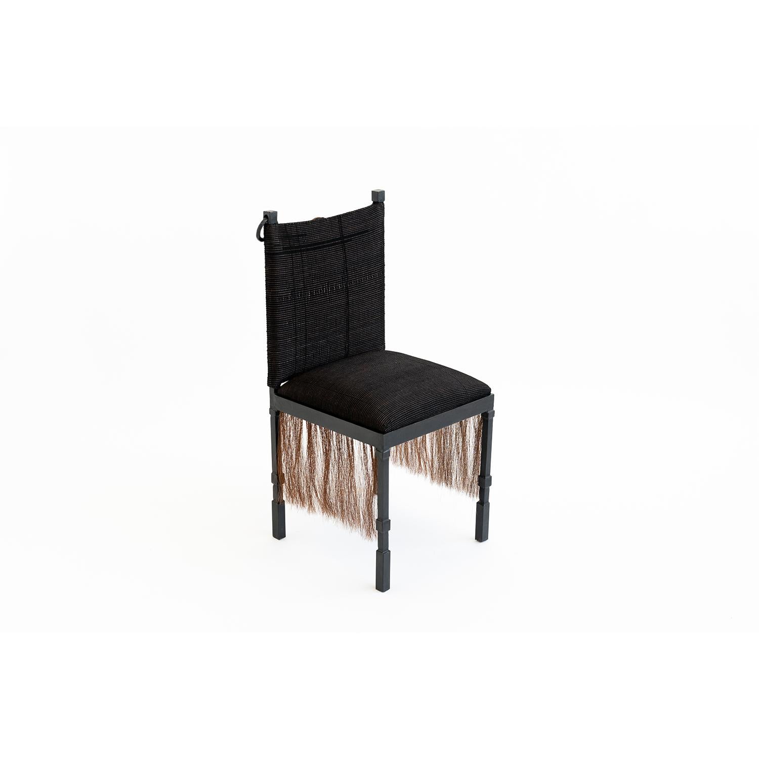 Américain Chaise d'appoint moderne médiévale en fer et crin de cheval tissé à la main avec franges en vente