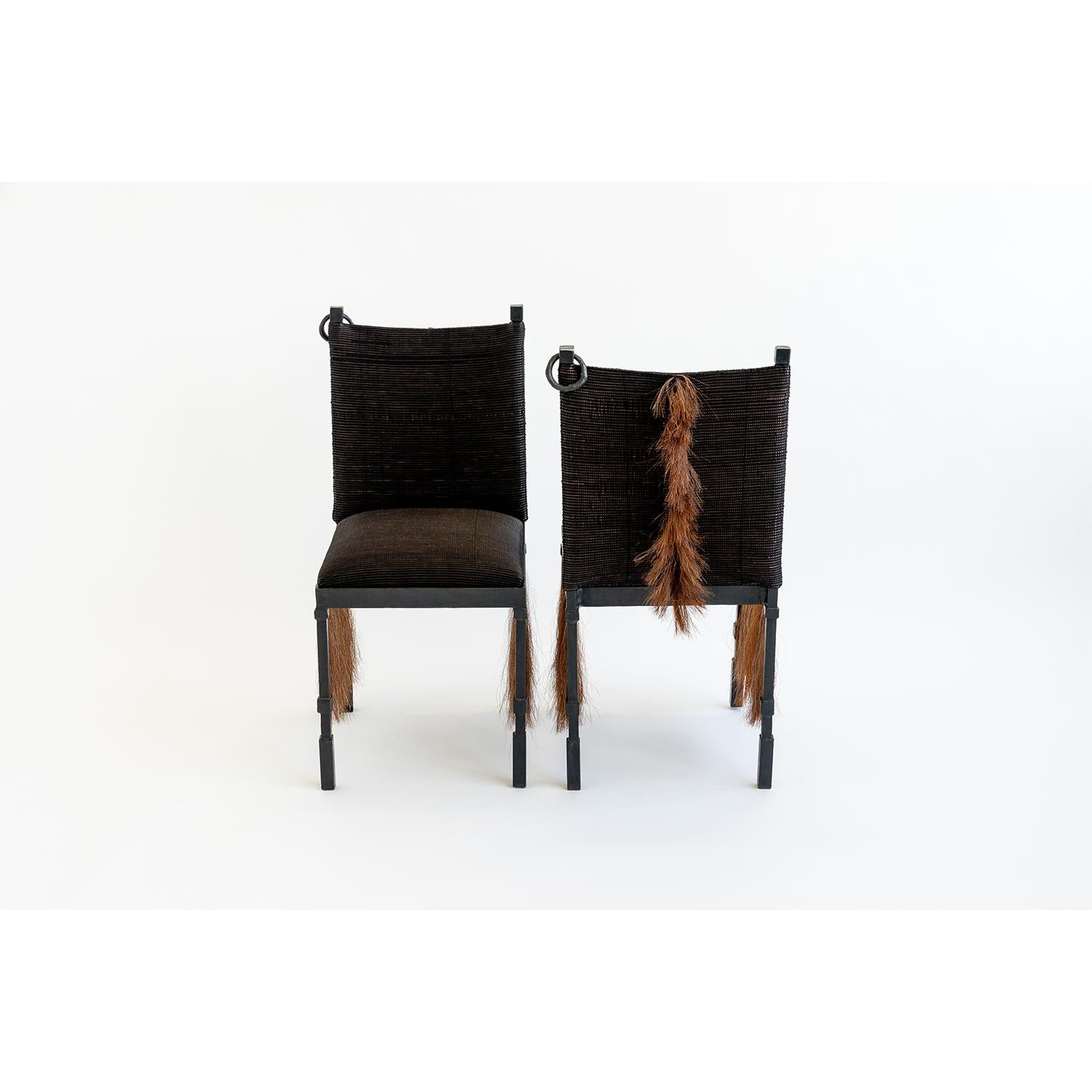 XXIe siècle et contemporain Chaise d'appoint moderne médiévale en fer et crin de cheval tissé à la main avec franges en vente