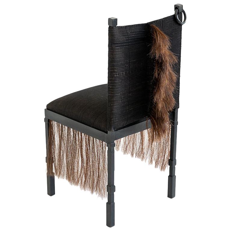 Chaise d'appoint moderne médiévale en fer et crin de cheval tissé à la main avec franges en vente