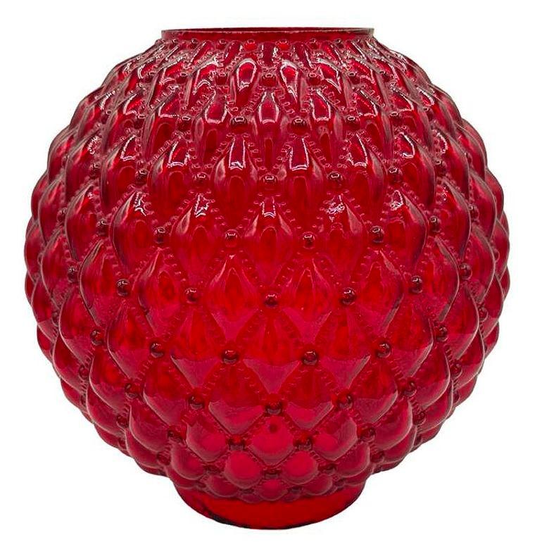 El globo rojo rubí de estilo mediterráneo de mediados de siglo tiene un globo de cristal con burbujas acolchadas Rub y dibujos de diamantes alrededor de todo el globo. Cada pantalla presenta un cautivador diseño de burbujas acolchadas, que crea un