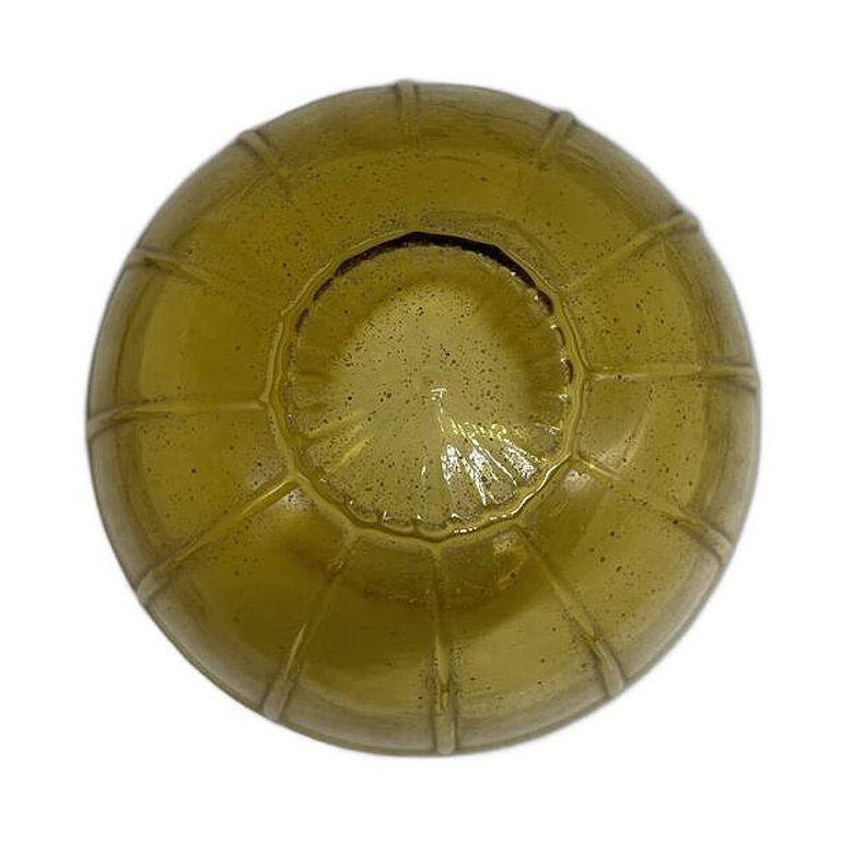 Globe en verre jaune ambré soufflé à la bouche, de style méditerranéen du milieu du siècle, en forme de gland avec un motif de croix sur le fond. La chaude teinte ambrée rayonne d'une douce lueur dorée, évoquant un sentiment de chaleur et de luxe.