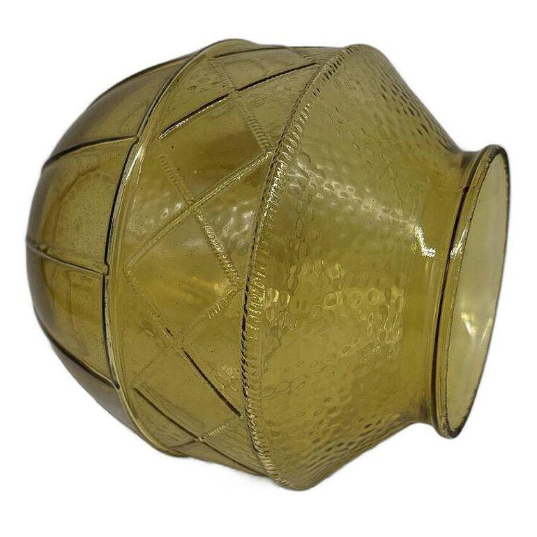 Américain Globe moderne de style méditerranéen en verre ambré jaune avec garniture de 3 1/4 en vente