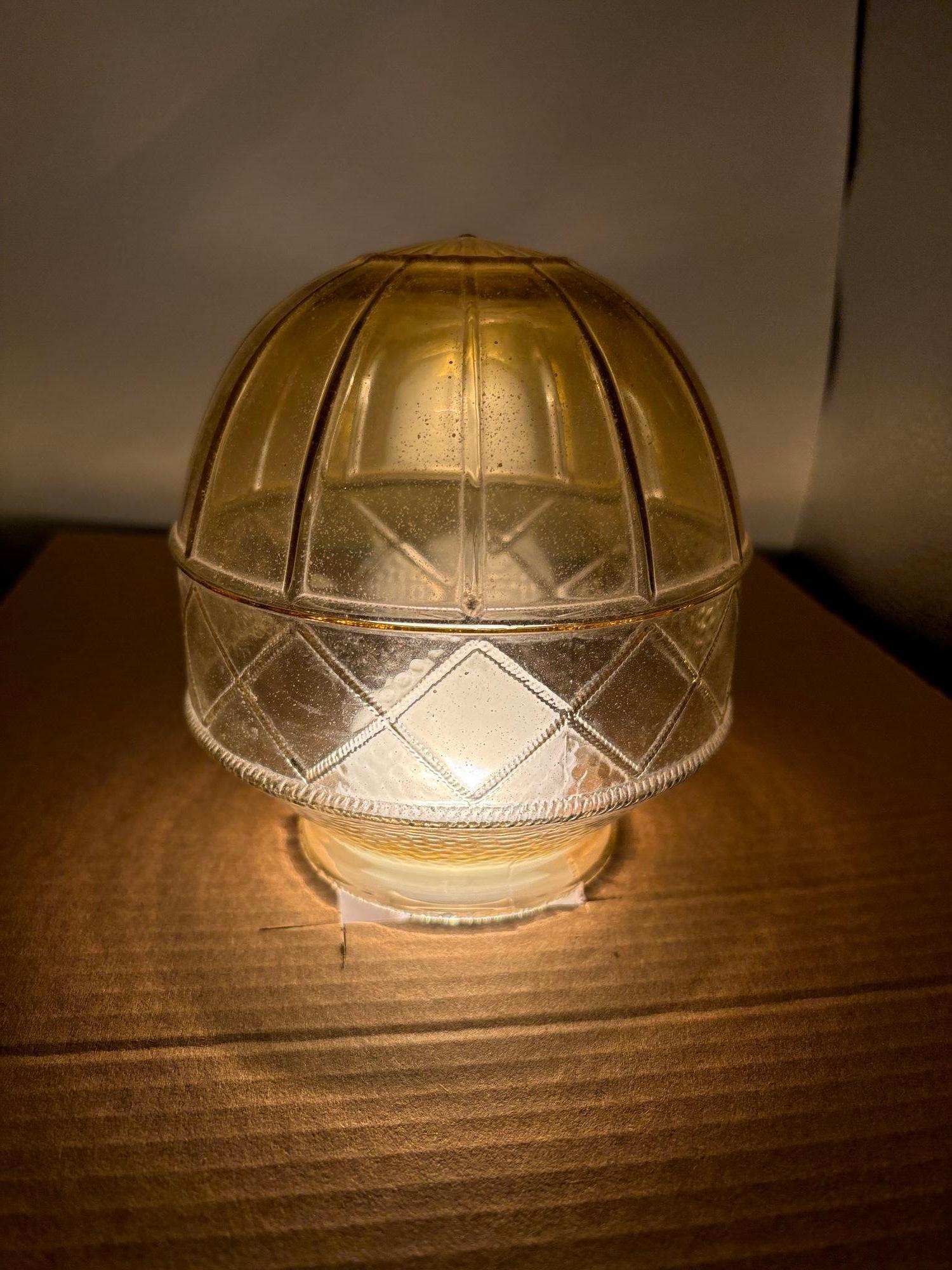 Milieu du XXe siècle Globe moderne de style méditerranéen en verre ambré jaune avec garniture de 3 1/4 en vente