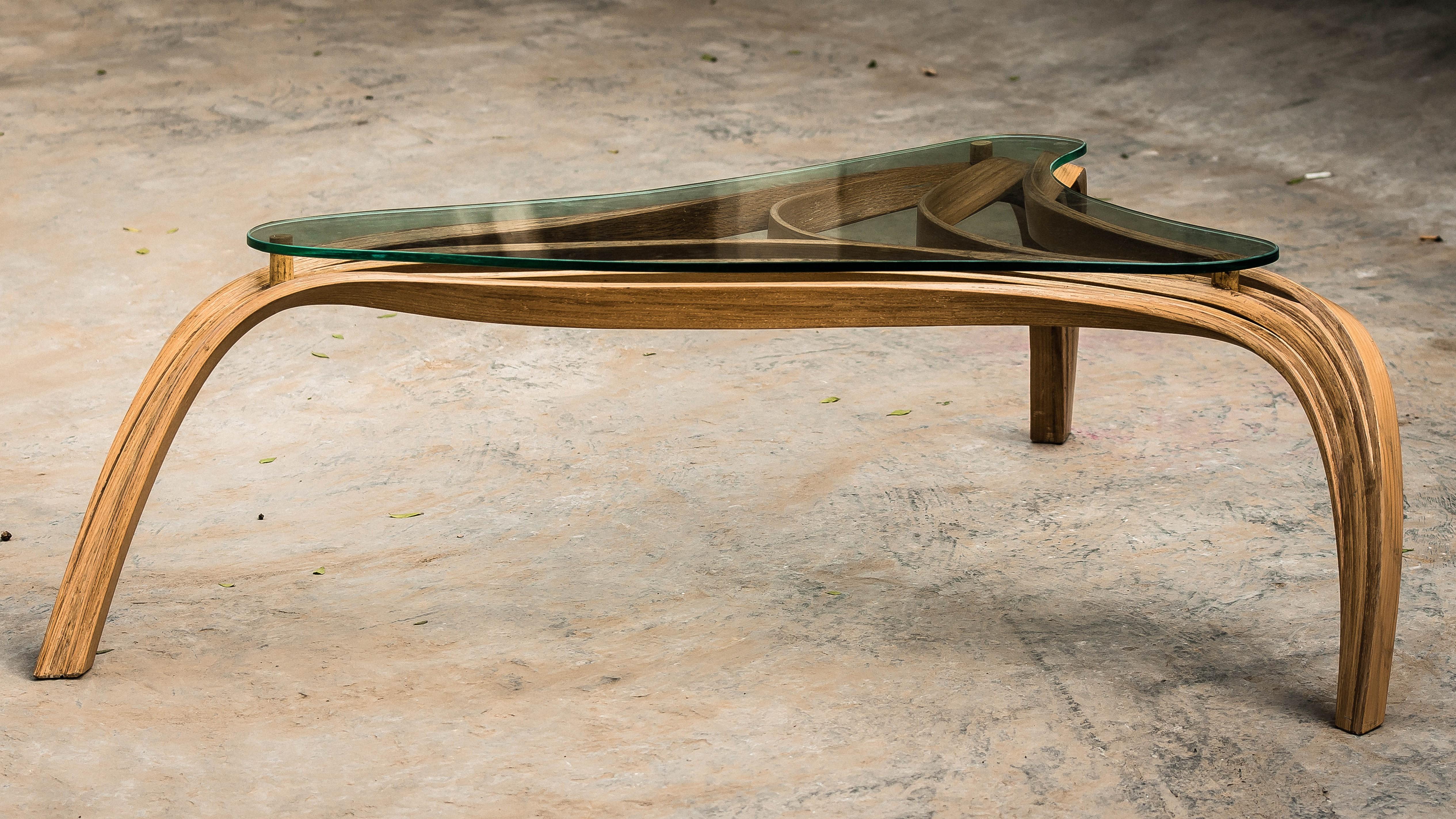Moderne Table basse moderne en bois courbé avec plateau en verre de sécurité par Raka Studio en vente