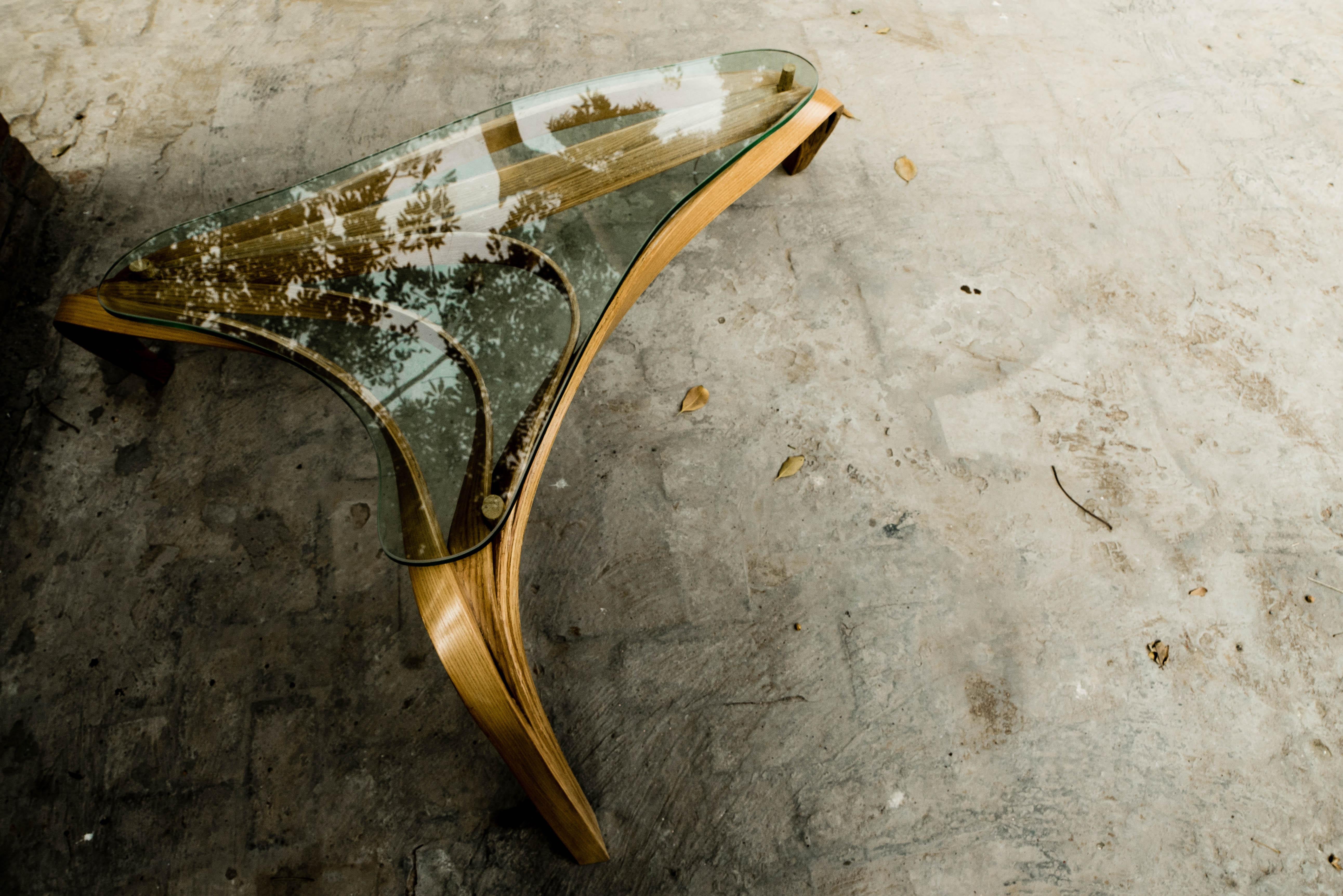 Inconnu Table basse moderne en bois courbé avec plateau en verre de sécurité par Raka Studio en vente