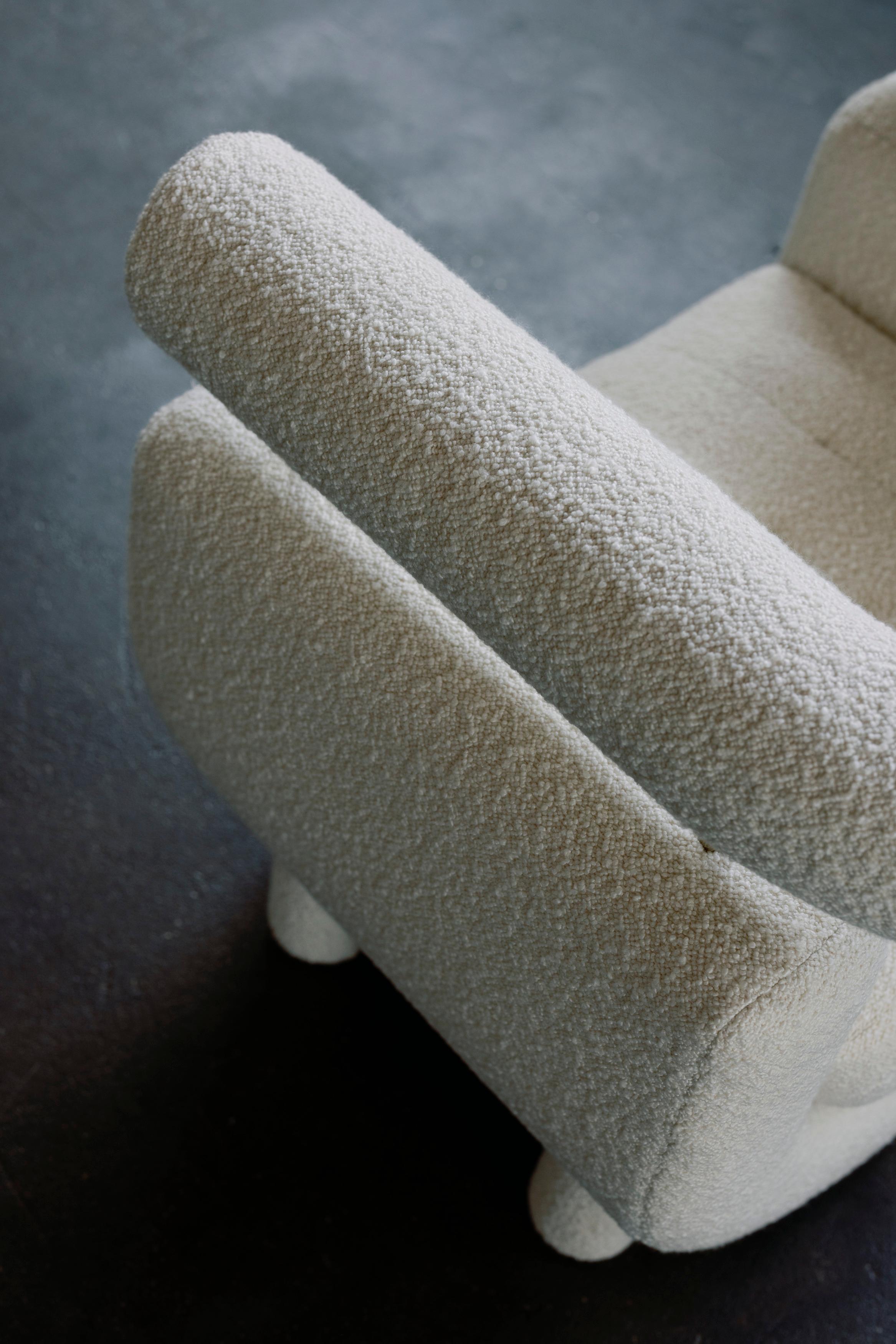 Fauteuil moderne Mel, Bouclé DEDAR blanc, fait à la main au Portugal par Greenapple en vente 5