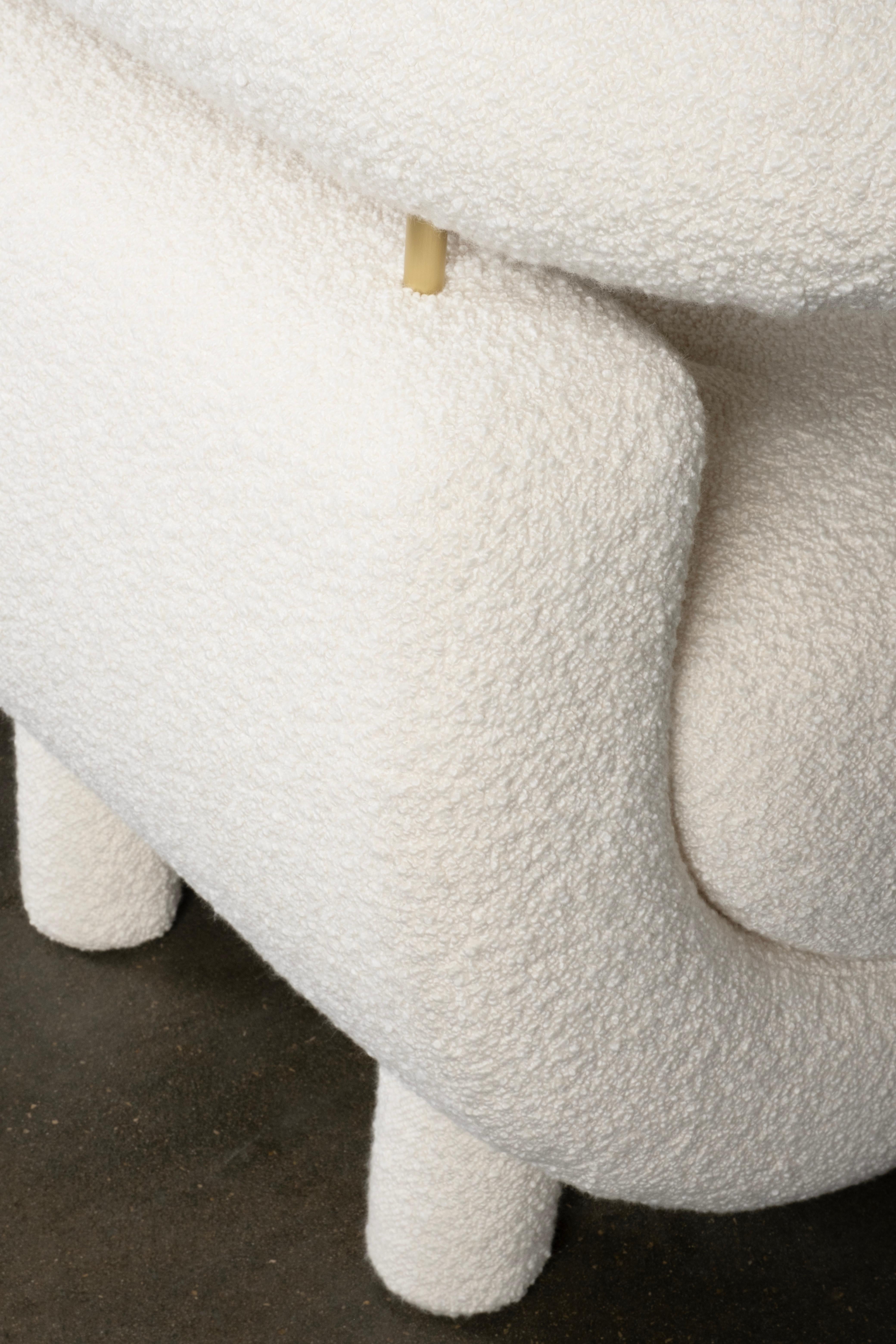 Ottone Poltrona moderna Mel, DEDAR Bouclé bianco, fatta a mano in Portogallo da Greenapple in vendita