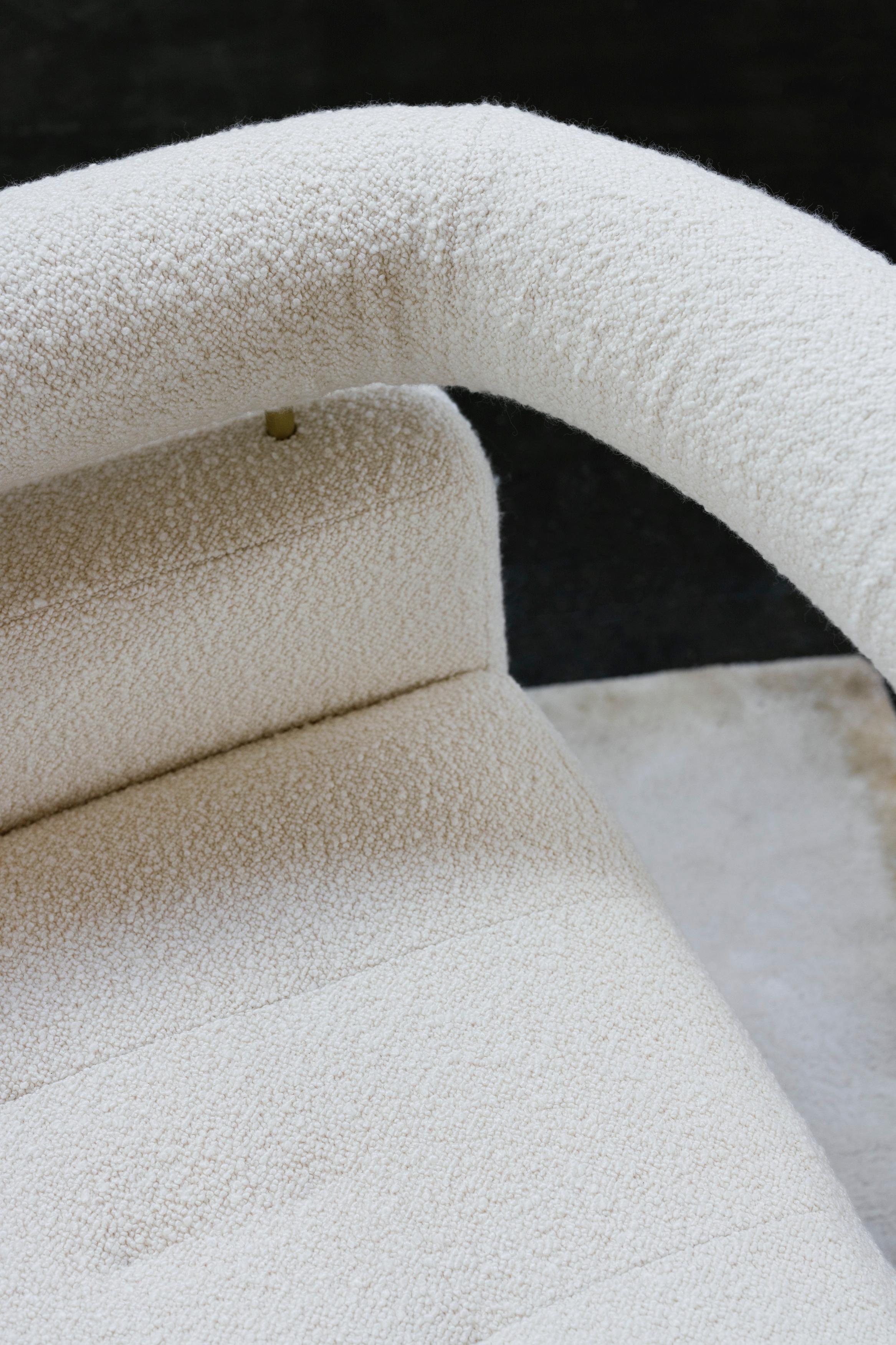 Fauteuil moderne Mel, Bouclé DEDAR blanc, fait à la main au Portugal par Greenapple en vente 4