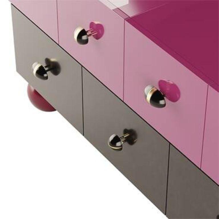 Buffet moderne style Memphis Design laqué en rose et noir mat 
La commode Matrioska Green est une merveille visuelle - de son artisanat exquis à son impact audacieux. La commode Matrioska présente une riche combinaison de rose et de laque noire