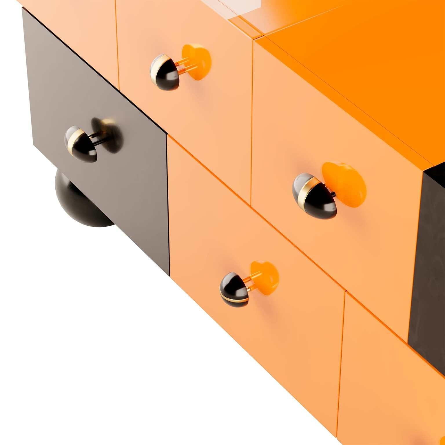 Buffet moderne de style Design/One laqué jaune et noir mat 
La commode Matrioska Yellow est une merveille visuelle - de sa fabrication exquise à son impact audacieux. Le design exceptionnel de ce rangement moderne lui permet de devenir une pièce